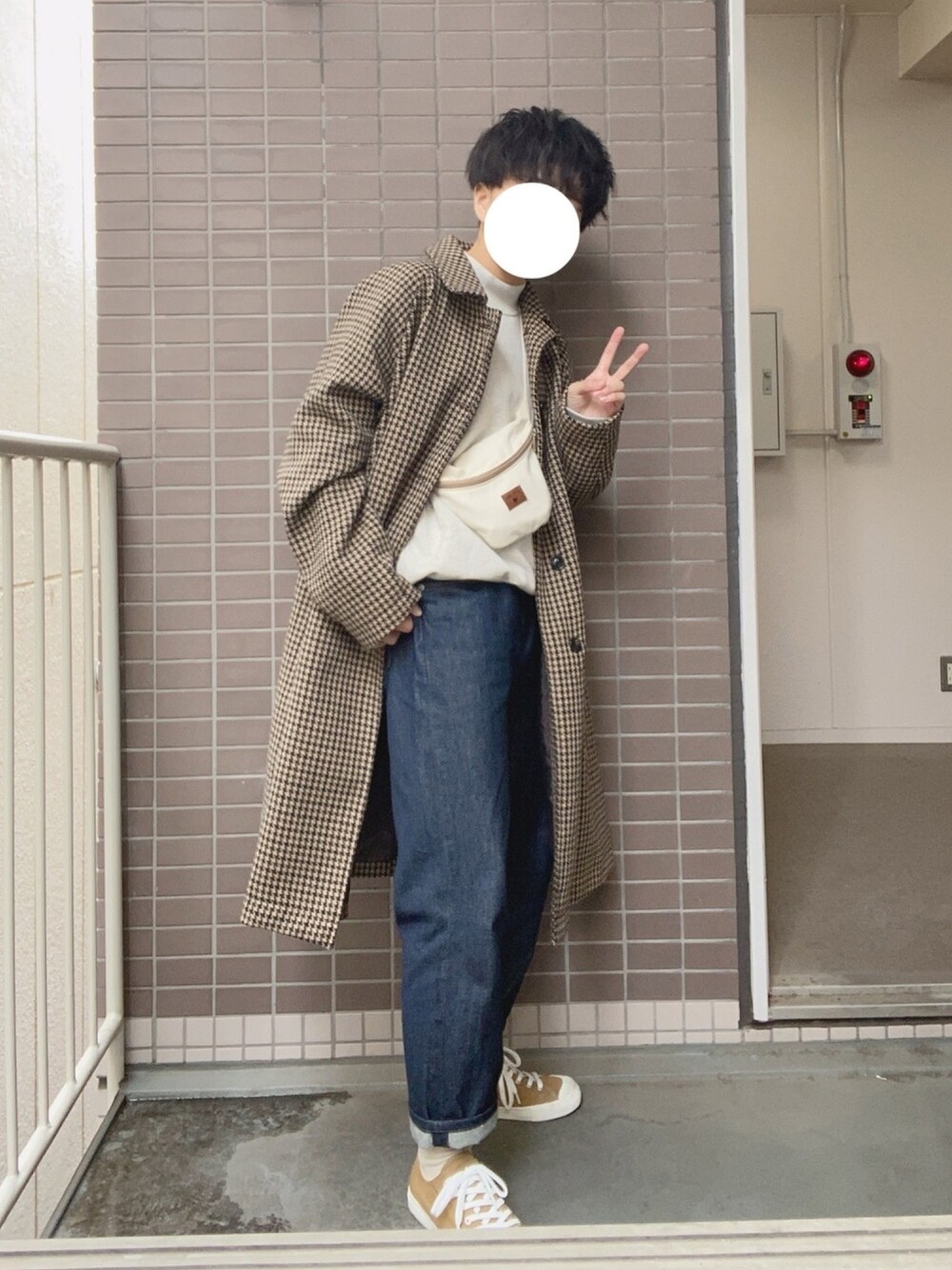 「シンプル、ゆるコーデ、オーバーサイズ、デニム、UNIQLO、無印良品、coen、ロングコート、モックネック」｜「UNIQLOのアイテム（スウェット、グレー系）」を使った、よさん（メンズ・160cm）の冬コーディネートの1枚目の写真