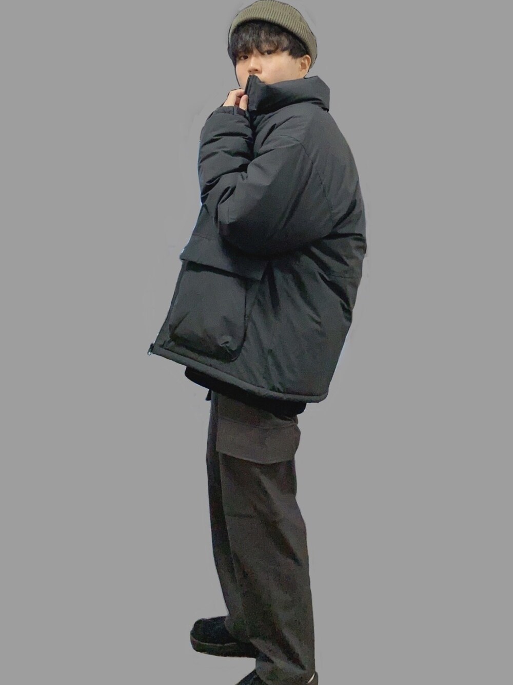 「冬アウター着回しチャレンジ、おしゃれさんと繋がりたい、ダウンジャケット、GU、ビーニー、スラックス、カーゴパンツ、URBAN RESEARCH DOORS、ゆるコーデ、シンプル」｜「GUのアイテム（ジャケット/アウター、ブラック系）」を使った、よさん（メンズ・160cm）の冬コーディネートの1枚目の写真