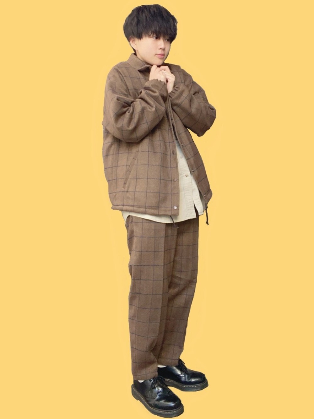 「冬アウター着回しチャレンジ、セットアップ、ゆるコーデ、シンプル、ブラウンコーデ、Dr.Martens、RAGEBLUE、チェックパンツ、バンドカラーシャツ、今日のコーデ」｜「RAGEBLUEのテックツイードコーチジャケット/853809（ブルゾン、ブラウン系）」を使った、よさん（メンズ・160cm）の冬コーディネートの1枚目の写真