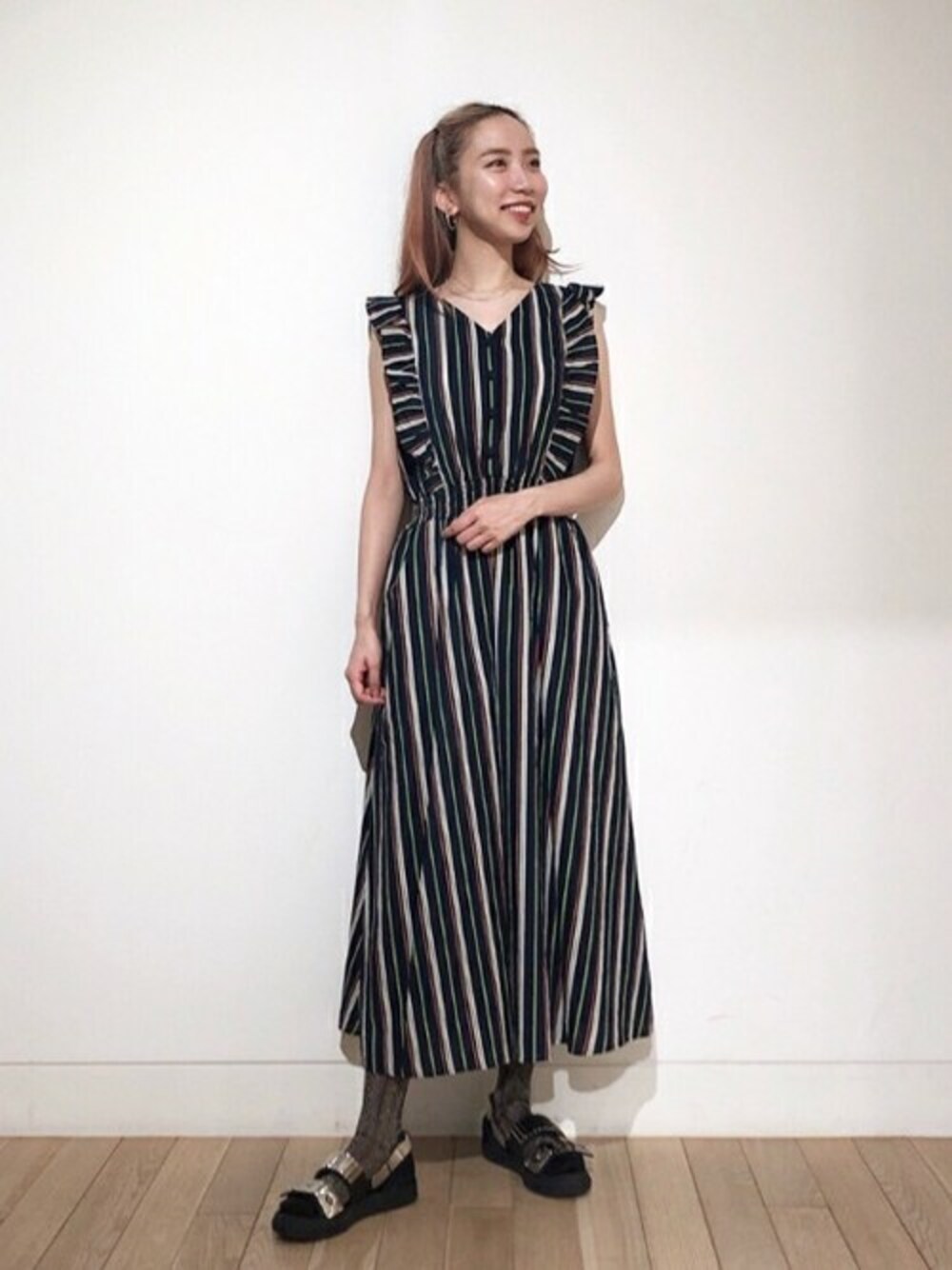 ブルー系のワンピースを着用したレディースの夏コーディネートの1枚目の写真