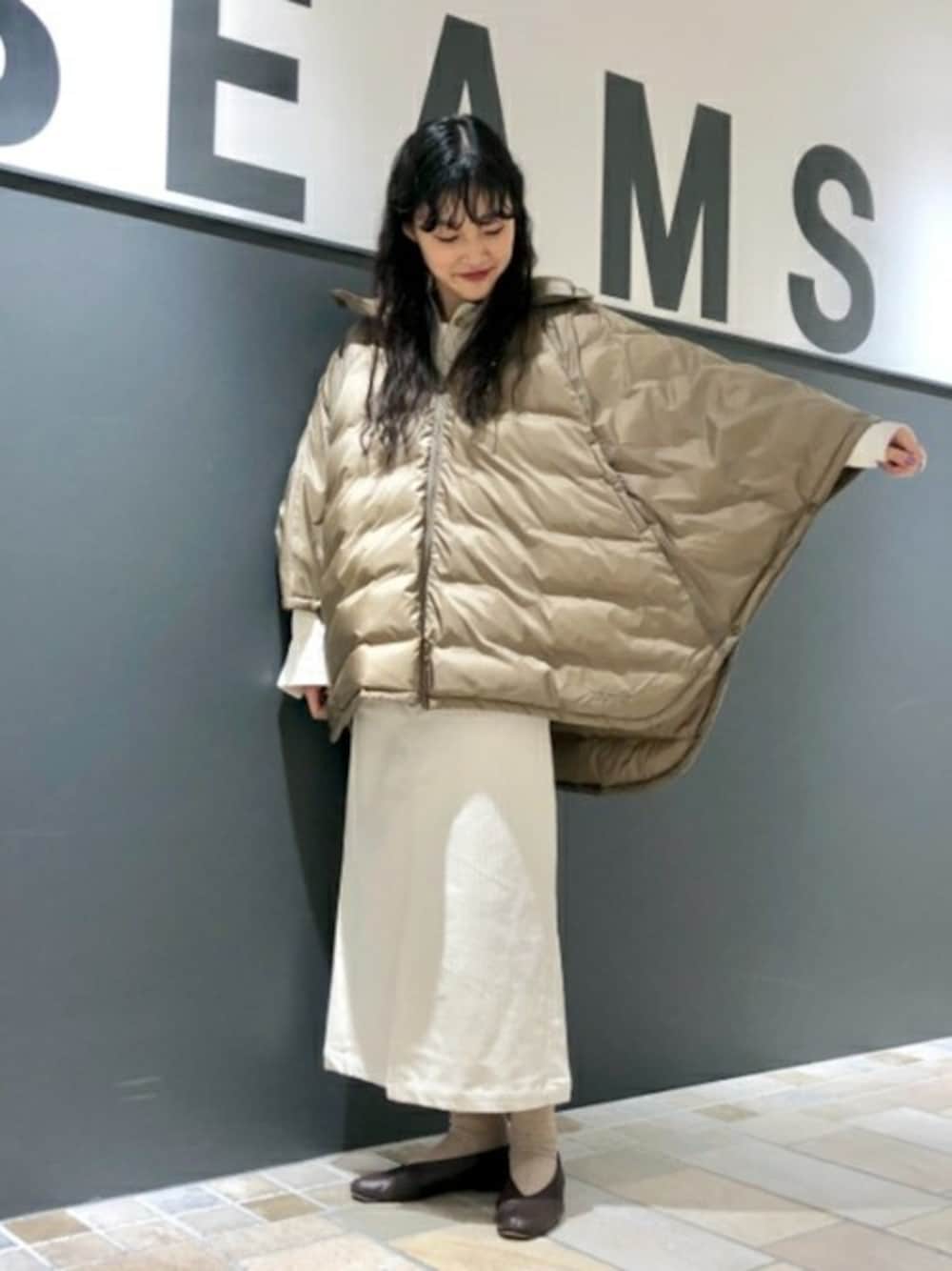 「コーデュロイ、スカート、冬コーデ、ポンチョ、バレエシューズ、Ray BEAMS、ベージュコーデ、レイビームス、Marmot、バレエシューズ×ソックス」｜「Ray BEAMSのRay BEAMS / コーデュロイ ビッグ シャツ（シャツ/ブラウス、ホワイト系）」を使った、Ray BEAMSさん（レディース・166cm）の秋コーディネートの1枚目の写真