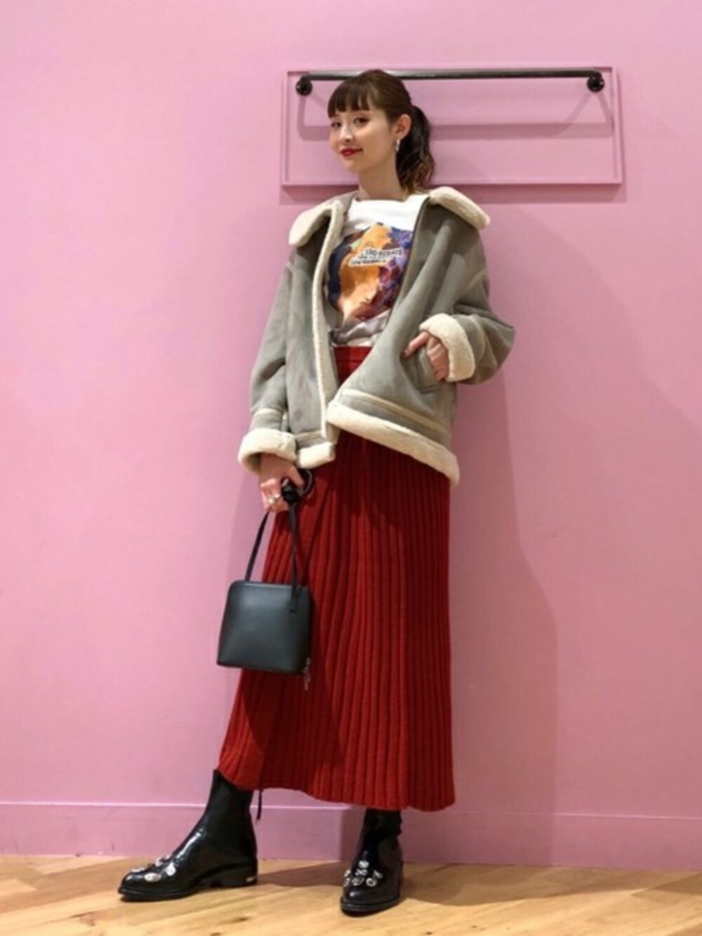 「アウター、name.、Tシャツ、ボア、ムートン、Ray BEAMS、ラップスカート、レイビームス、オトナカジュアル、ショルダー バッグ」｜「Ray BEAMSのRay BEAMS / エコムートン ボマー ジャケット（ブルゾン、シルバー系）」を使った、Ray BEAMSさん（レディース・164cm）の秋コーディネートの1枚目の写真