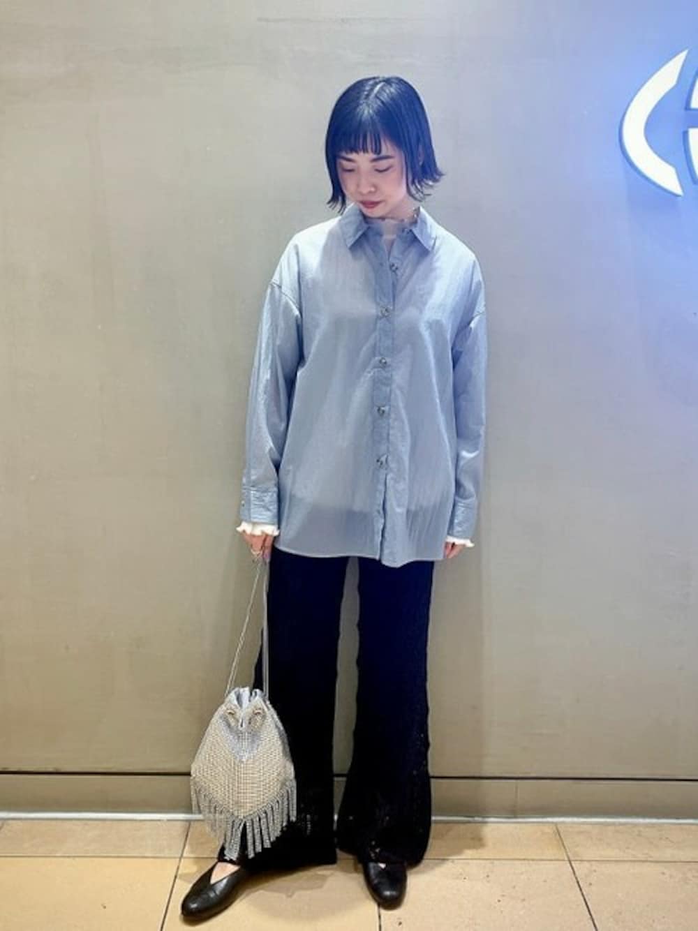 シルバー系のトートバッグ、ブラック系のバレエシューズ、ブラック系のその他パンツを着用したレディースの冬コーディネートの1枚目の写真