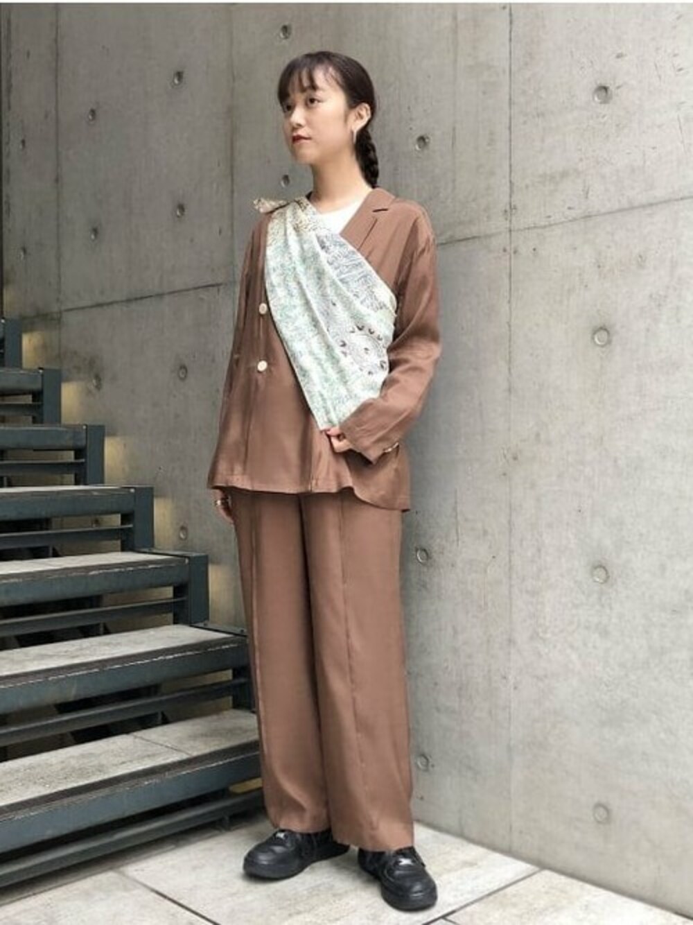ブラウン系のテーラードジャケット、ベージュ系のTシャツ/カットソー、ブラウン系のその他パンツを着用したレディースの冬コーディネートの1枚目の写真