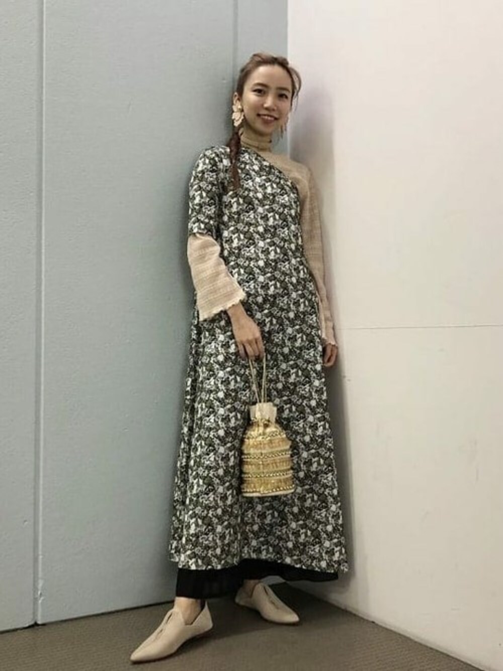 ホワイト系のワンピース、ベージュ系のTシャツ/カットソー、ベージュ系のドレスシューズを着用したレディースの春コーディネートの1枚目の写真