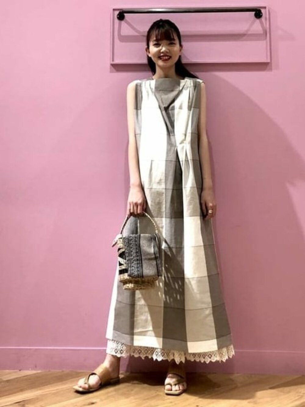 「チェック、ワンピース、レース、レイヤードスタイル、サンダル、Ray BEAMS、春コーデ、レイビームス、カゴバック、RBS」｜「RBSのRBS / ブロックチェック ノースリーブ　ワンピース（ワンピース、ベージュ系）」を使った、Ray BEAMSさん（レディース・163cm）の春コーディネートの1枚目の写真