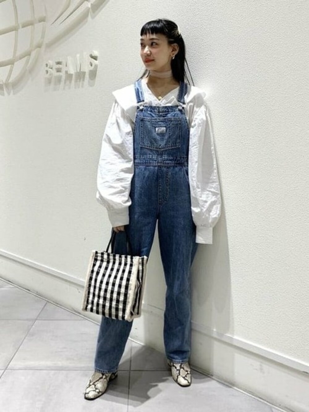 「トートバッグ、オーバーオール、大人カジュアル、ギンガムチェック、つなぎ、Levi's、Ray BEAMS、春コーデ、レイビームス、おうちファッション」｜「Ray BEAMSのLEVI'S(R) / Vintage Overall（サロペット/オーバーオール、ブルー系）」を使った、Ray BEAMSさん（レディース・158cm）の春コーディネートの1枚目の写真
