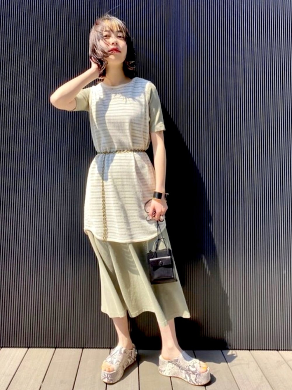 「ワンピース、レイヤード、タンクトップ、Ray BEAMS、レイビームス、厚底サンダル、スネーク柄、くすみグリーン、REMME、LOS ANGELES APPAREL」｜「Ray BEAMSのLOS ANGELES APPAREL × Ray BEAMS / 別注 Bell Dress（ワンピース、グリーン系）」を使った、Ray BEAMSさん（レディース・158cm）の春コーディネートの1枚目の写真