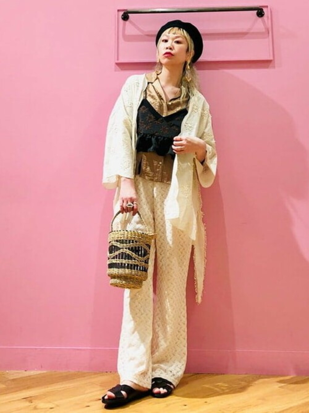 ブラウン系のシャツ/ブラウス、ベージュ系のその他パンツ、ブラック系のサンダルを着用したレディースの春コーディネートの1枚目の写真