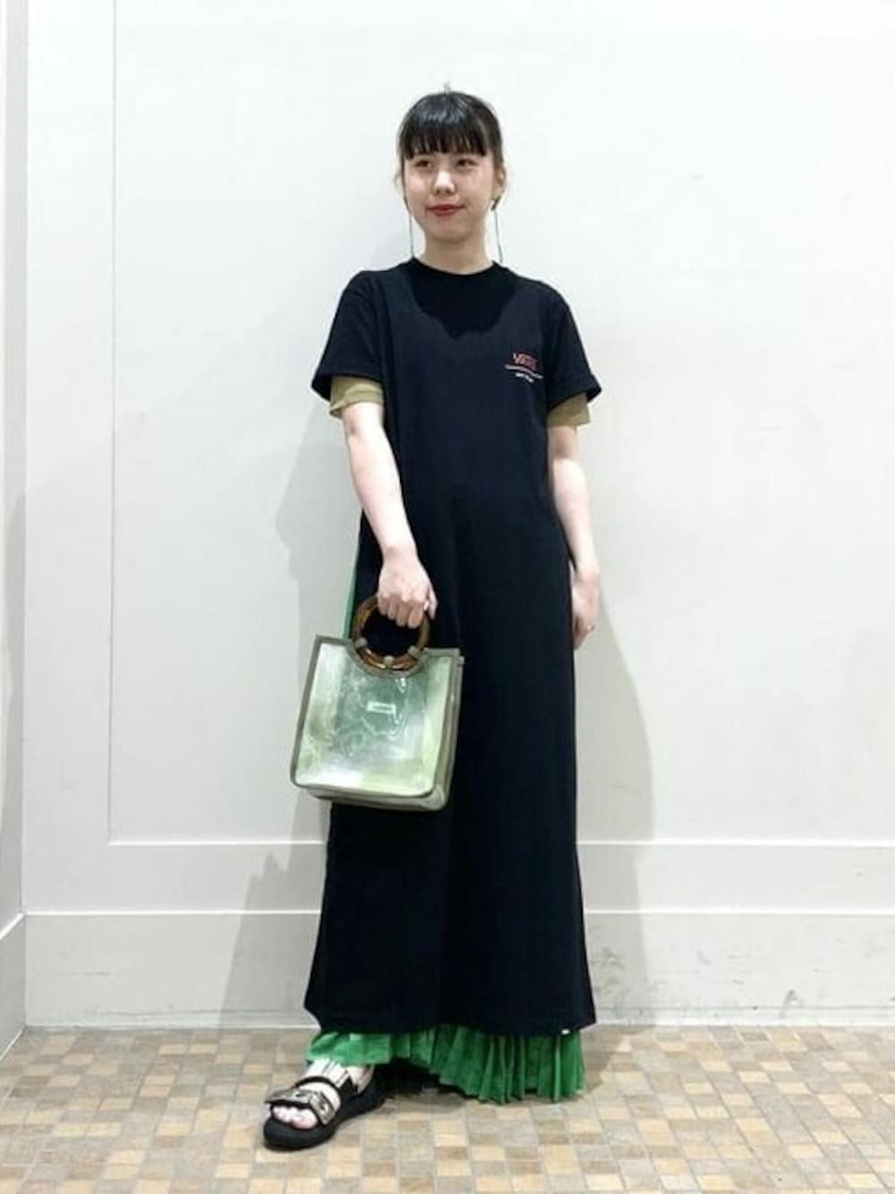 「Tシャツ、チュール、タイダイ柄、レイヤードスタイル、プリーツスカート、Ray BEAMS、レイビームス、シアー、TOGA PULLA、ミニトート」｜「Ray BEAMSのRay BEAMS / オパール チドリ プリーツ スカート（スカート、グリーン系）」を使った、Ray BEAMSさん（レディース・161cm）の夏コーディネートの1枚目の写真
