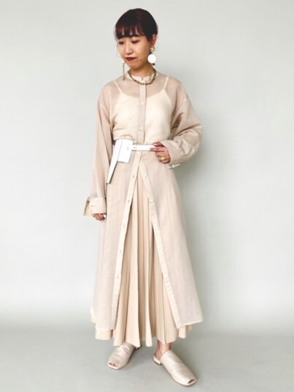 ベージュ系のワンピース、ベージュ系のスカート、ホワイト系のベルトを着用したレディースの夏コーディネートの1枚目の写真