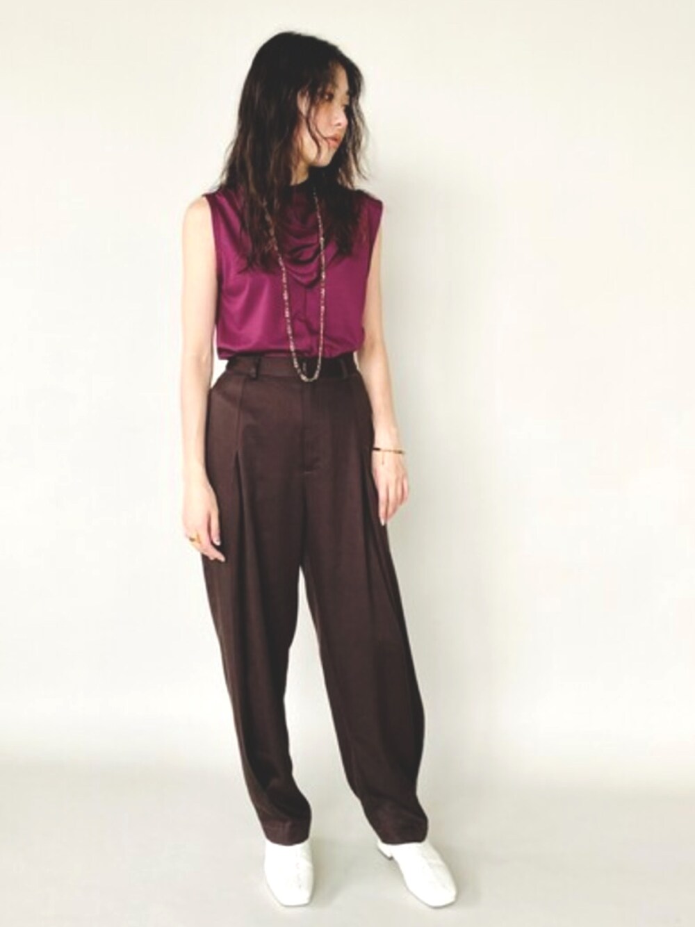 パープル系のTシャツ/カットソー、ブラウン系のその他パンツを着用したレディースの夏コーディネートの1枚目の写真