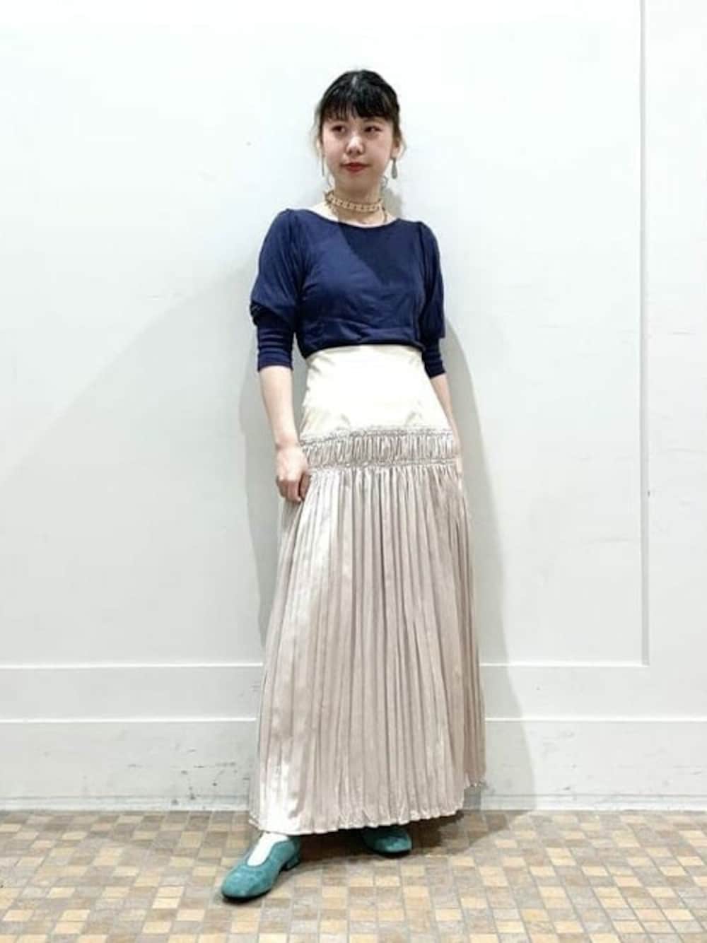 ブルー系のTシャツ/カットソー、ベージュ系のスカート、グリーン系のその他シューズを着用したレディースの夏コーディネートの1枚目の写真