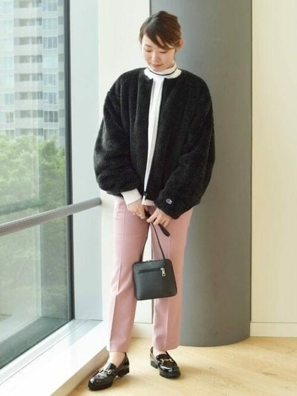 「ショルダーバッグ、ローファー、別注、大人カジュアル、Champion、Ray BEAMS、フリースジャケット、FRED PERRY、レイビームス、秋冬コーデ」｜「Ray BEAMSのChampion × Ray BEAMS / 別注 フリース ジャケット（ノーカラージャケット、ブラック系）」を使った、Ray BEAMSさん（レディース・158cm）の夏コーディネートの1枚目の写真
