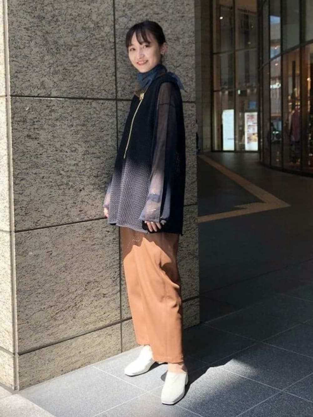 「レイヤードスタイル、Ray BEAMS、きれいめカジュアル、ループタイ、フェイクレザー、レイビームス、シアー、ロングベスト、秋コーデ、FUMIE=TANAKA」｜「Ray BEAMSのRay BEAMS / メッシュ編み ロングベスト（ベスト、ブラック系）」を使った、Ray BEAMSさん（レディース・162cm）の夏コーディネートの1枚目の写真