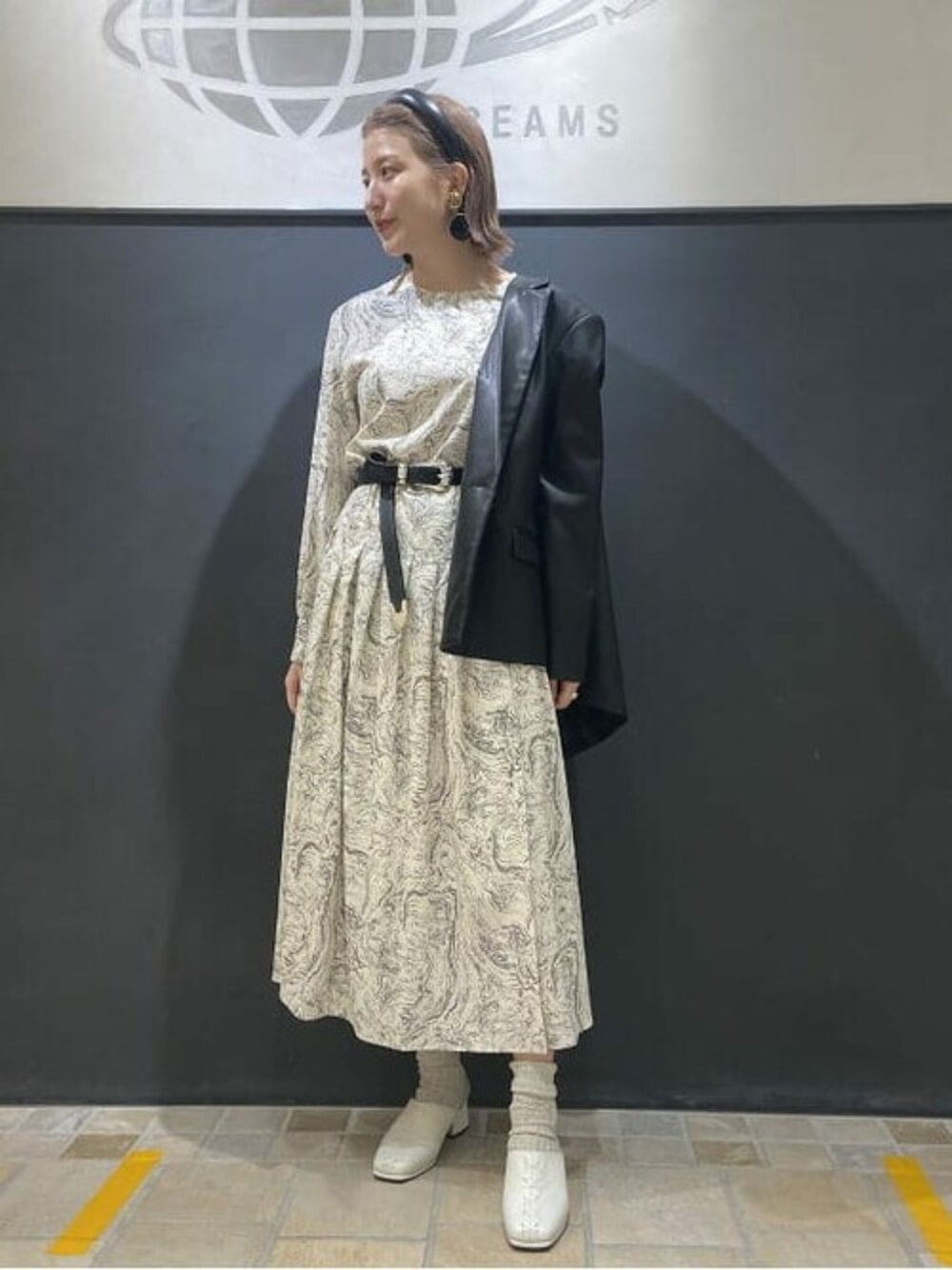 グレー系のワンピース、ブラック系のその他アウター、ブラック系のその他シューズを着用したレディースの秋コーディネートの1枚目の写真