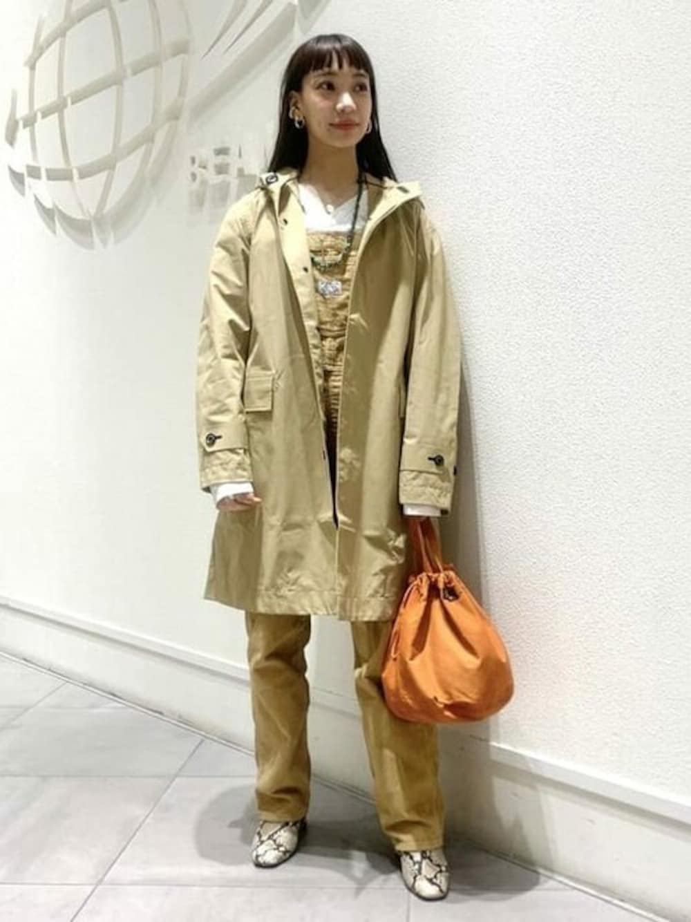 「ベージュ、アウトドアスタイル、サロペット、リーバイス、オレンジ、スポーツミックス、GORE-TEX、Ray BEAMS、ノースフェイス、レイビームス」｜「Ray BEAMSのTHE NORTH FACE / Bold Hooded Coat（その他アウター、ベージュ系）」を使った、Ray BEAMSさん（レディース・156cm）の秋コーディネートの1枚目の写真