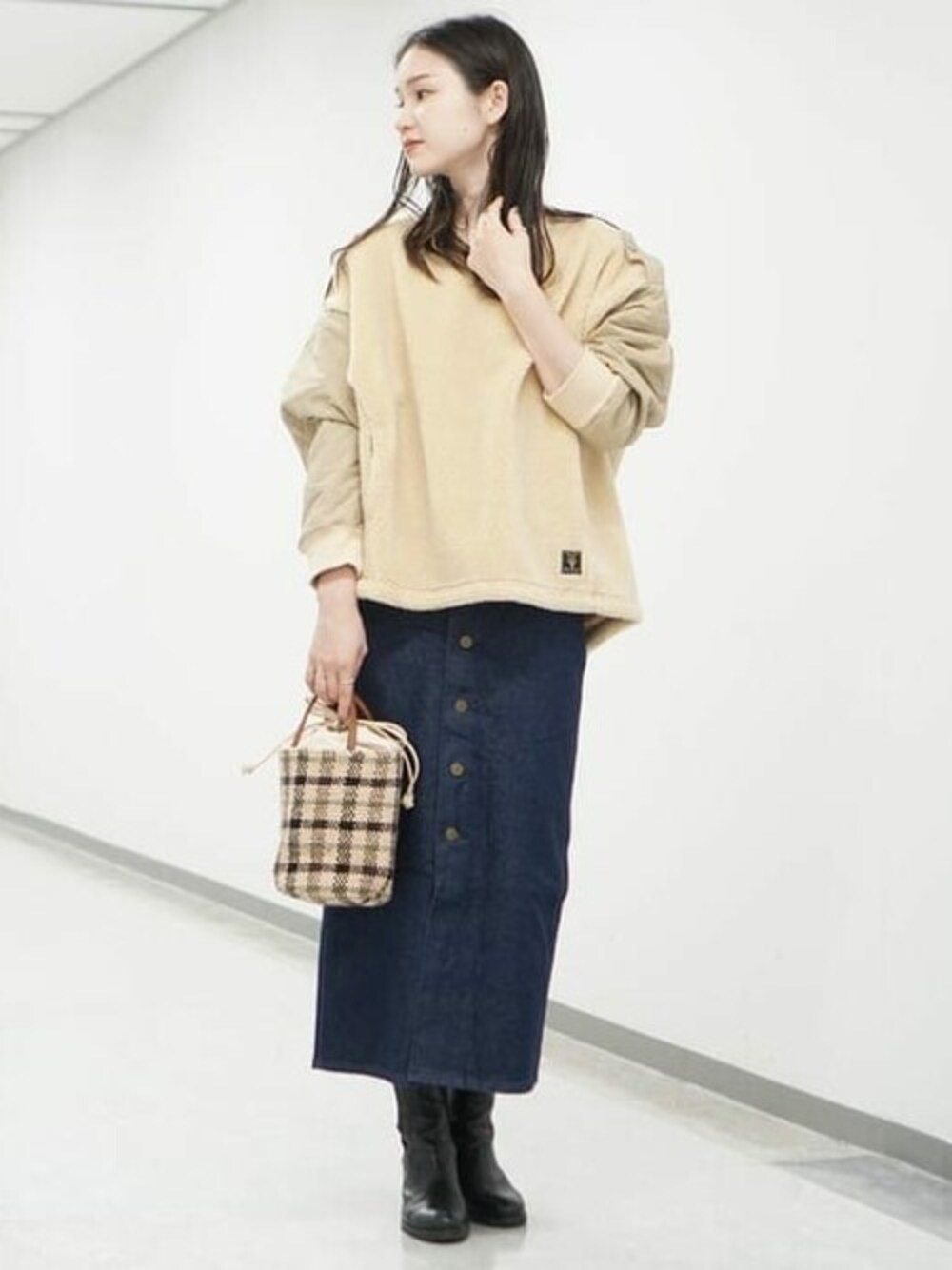 「キルティング、LEE、デニムスカート、大人カジュアル、休日スタイル、Ray BEAMS、レイビームス、秋コーデ、Lilas Campbell」｜「Ray BEAMSのLee / キルティング スリーブ プルオーバー（スウェット、ベージュ系）」を使った、Ray BEAMSさん（レディース・164cm）の秋コーディネートの1枚目の写真