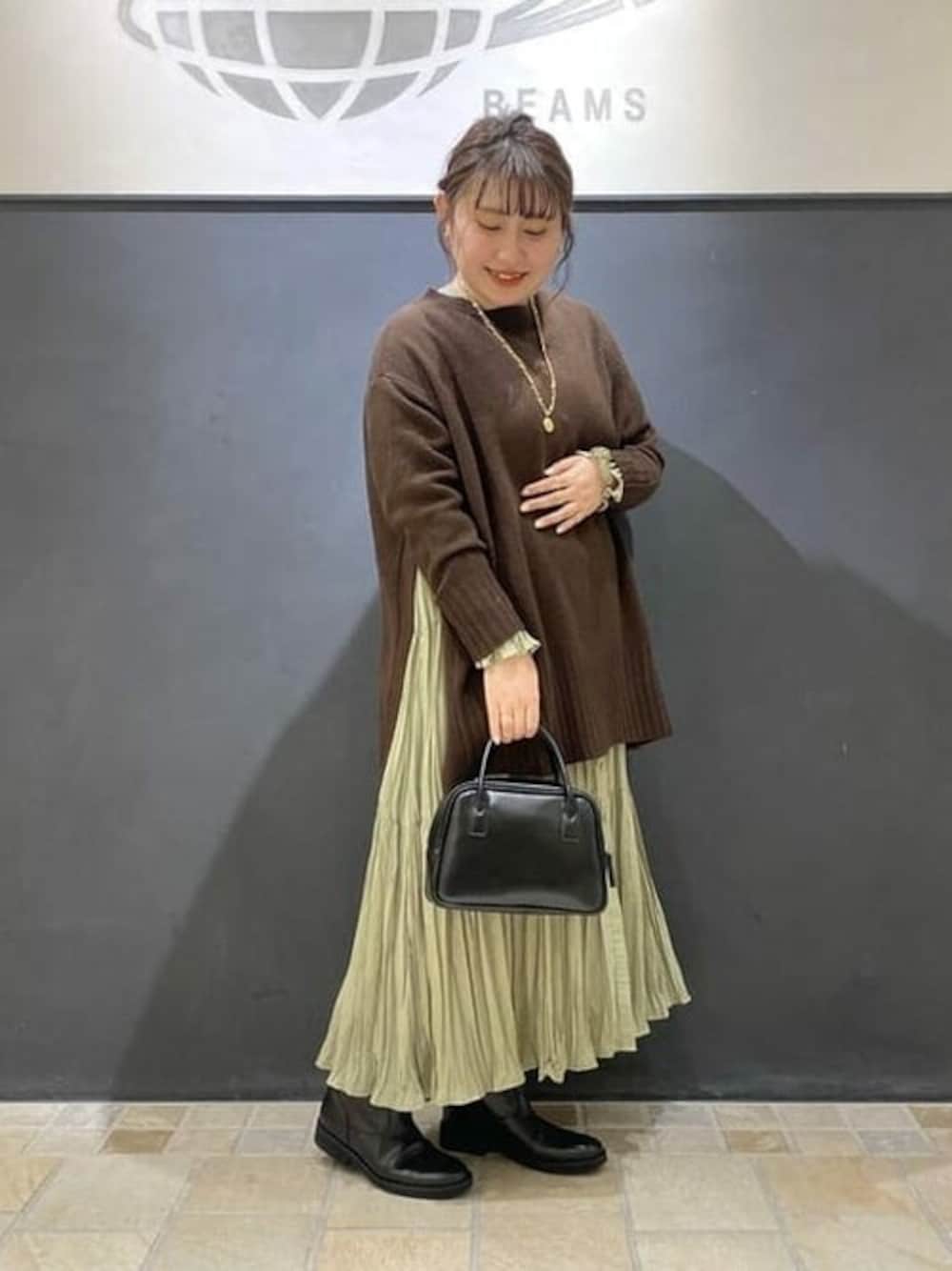 「ニット、ワンピース、レイヤードスタイル、休日スタイル、ボストンバッグ、Ray BEAMS、レイビームス、150cm、プリーツワンピース、ブラウンニット」｜「Ray BEAMSのRay BEAMS / ワッシャー プリーツ Vネック ワンピース（ワンピース、グリーン系）」を使った、Ray BEAMSさん（レディース・153cm）の秋コーディネートの1枚目の写真
