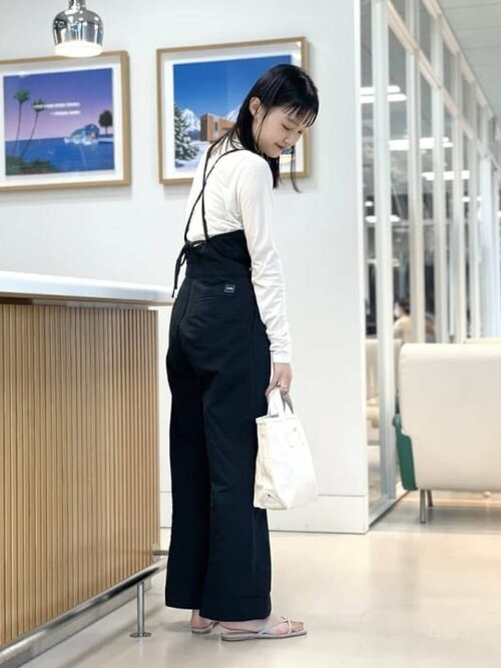 「サロペット、オーバーオール、LEE、大人カジュアル、レースアップ、休日スタイル、Ray BEAMS、春コーデ、レイビームス、高身長女子」｜「Ray BEAMSの【WEB限定】Lee / Vカット サロペット（サロペット/オーバーオール、ブラック系）」を使った、Ray BEAMSさん（レディース・166cm）の冬コーディネートの1枚目の写真