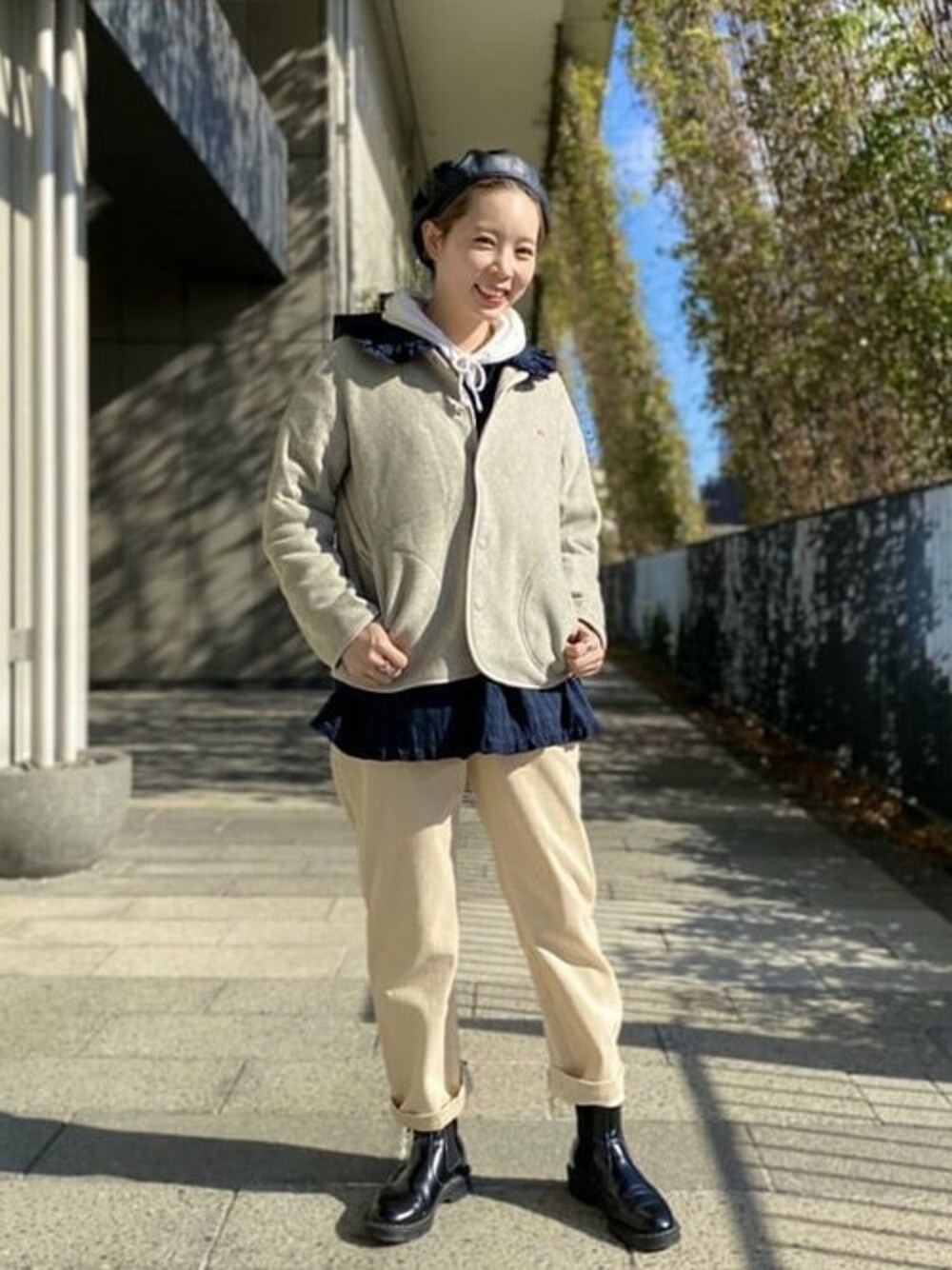 ベージュ系のノーカラージャケット、ベージュ系のその他パンツ、ホワイト系のTシャツ/カットソーを着用したレディースの冬コーディネートの1枚目の写真
