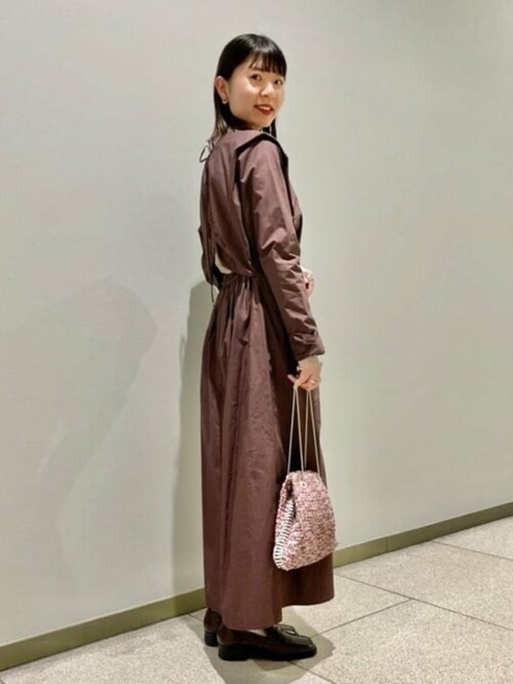 レッド系のワンピースを着用したレディースの冬コーディネートの1枚目の写真