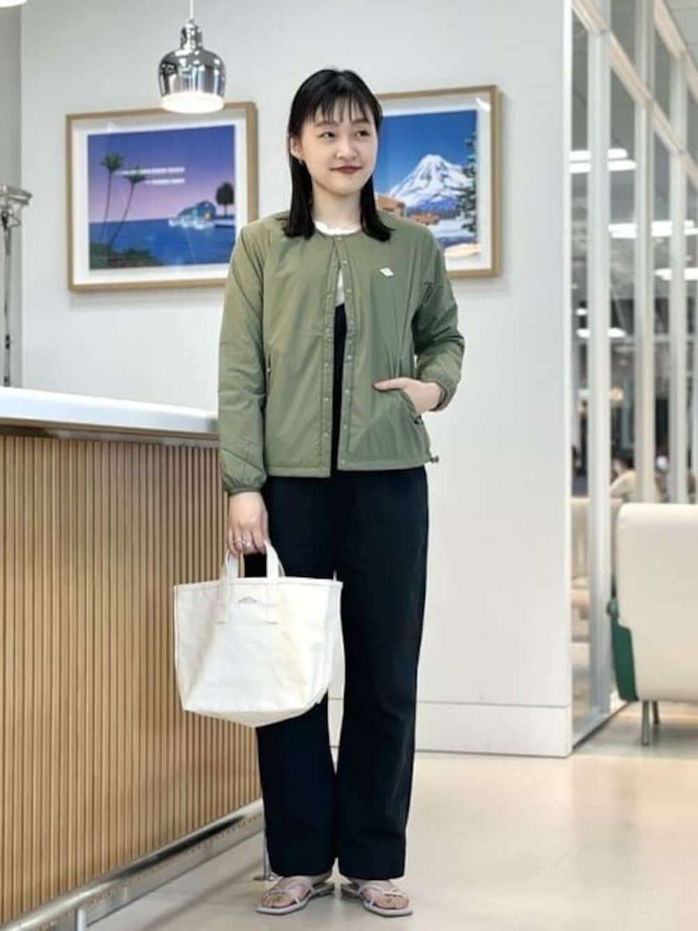 「トートバッグ、サロペット、LEE、Danton、春アウター、インナーダウン、Ray BEAMS、ダントン、レイビームス、オトナカジュアル」｜「Ray BEAMSのDANTON / CVS トートバッグ（トートバッグ、ホワイト系）」を使った、Ray BEAMSさん（レディース・166cm）の冬コーディネートの1枚目の写真