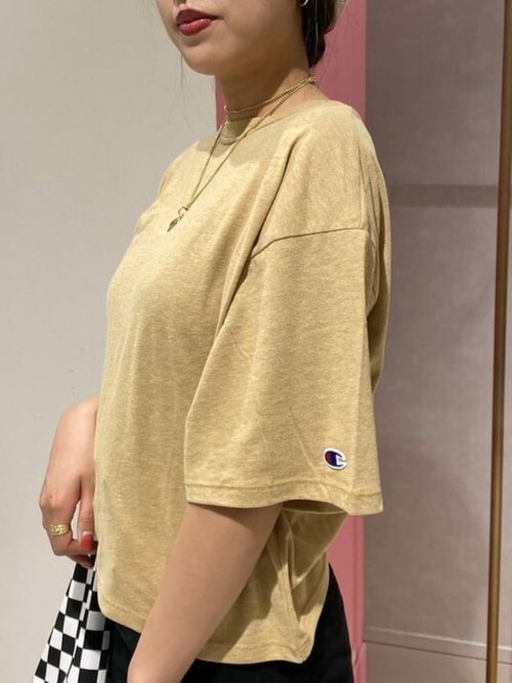 ブラック系のトートバッグ、ベージュ系のTシャツ/カットソーを着用したレディースの春コーディネートの1枚目の写真