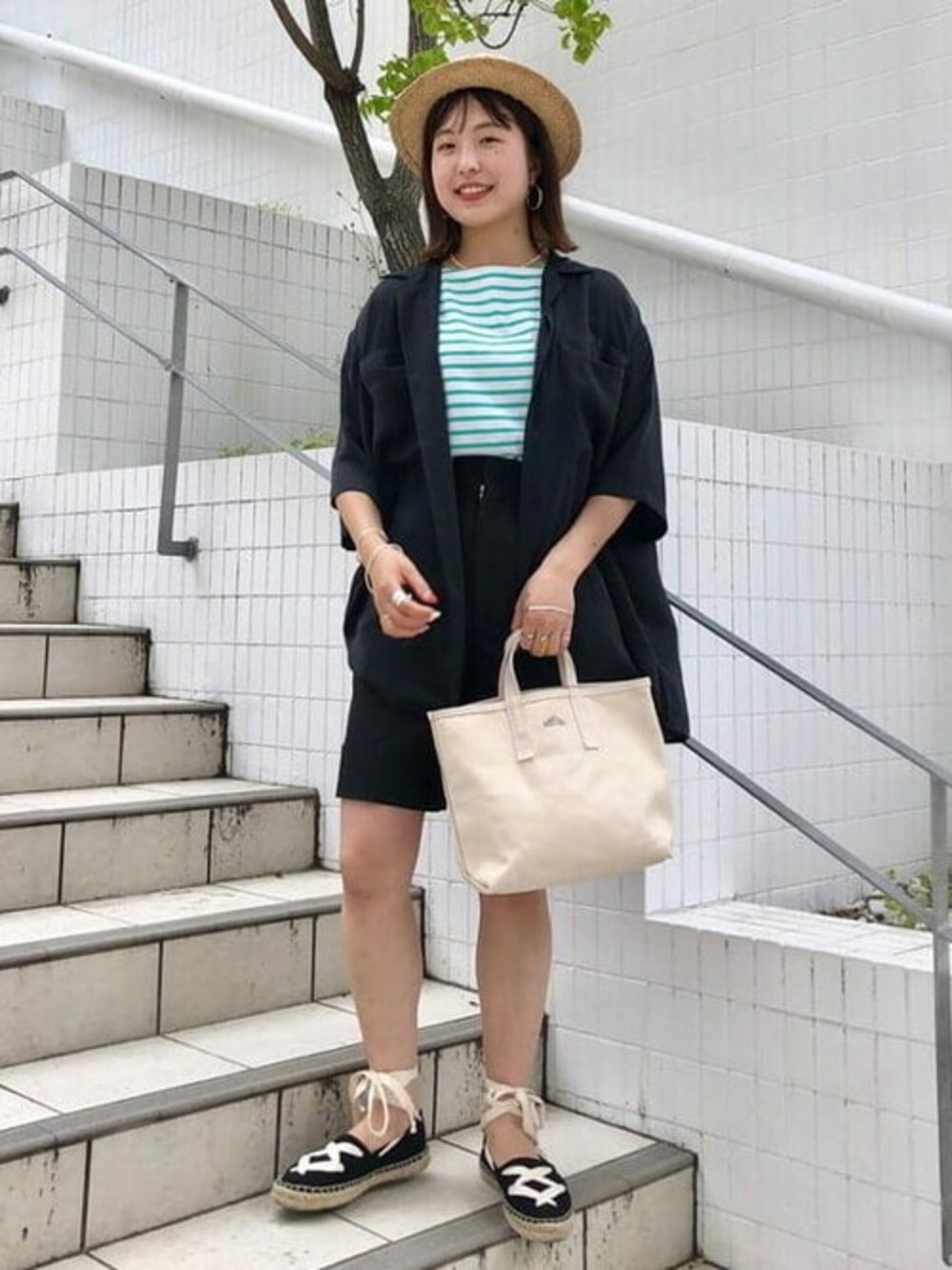 グレー系のシャツ/ブラウス、ブラック系のその他パンツ、グリーン系のTシャツ/カットソーを着用したレディースの春コーディネートの1枚目の写真