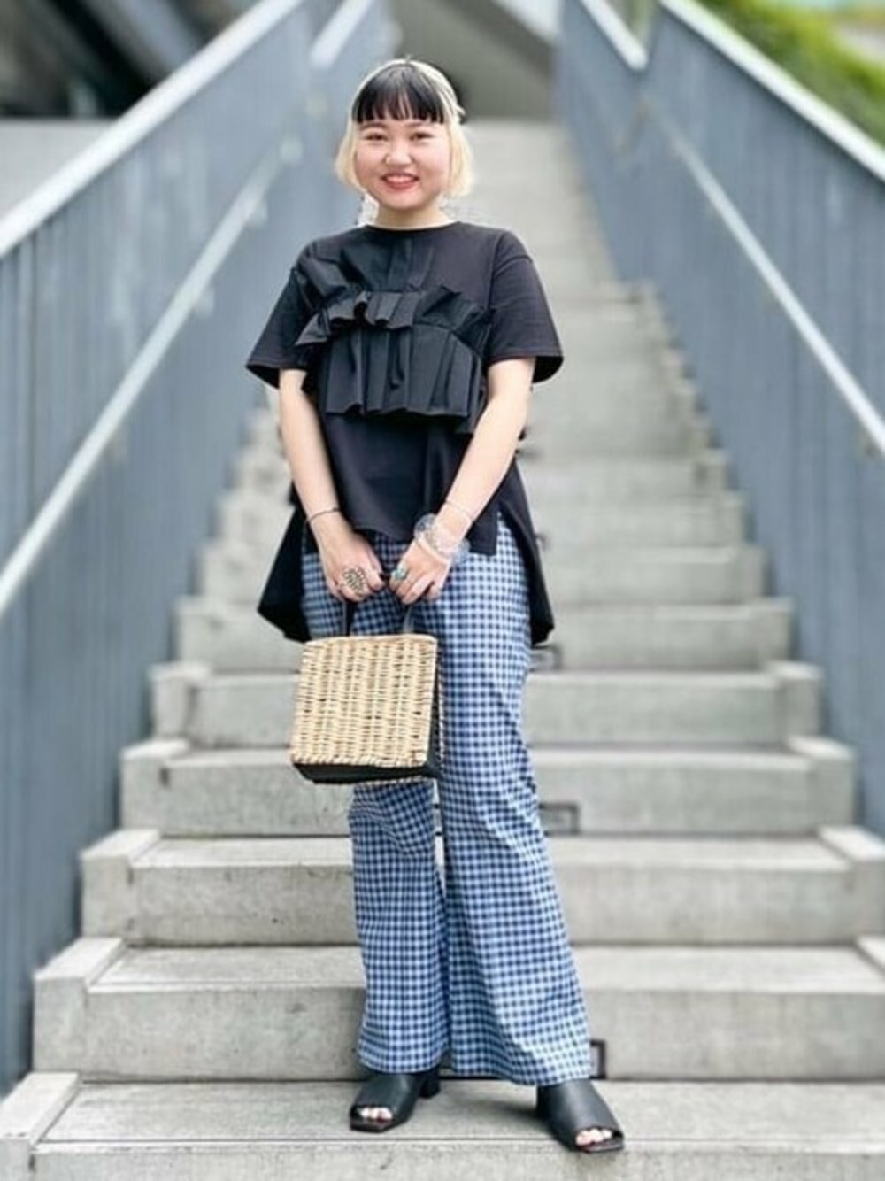 ブラック系のTシャツ/カットソー、ブラック系のトートバッグを着用したレディースの夏コーディネートの1枚目の写真