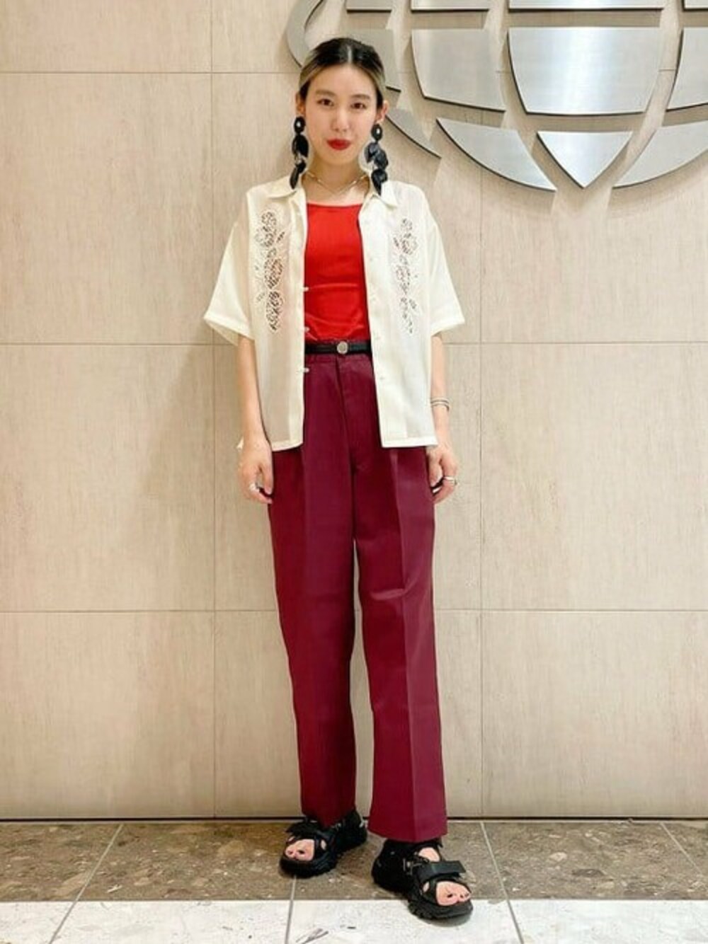 ホワイト系のシャツ/ブラウス、レッド系のキャミソール、レッド系のチノパンツを着用したレディースの夏コーディネートの1枚目の写真