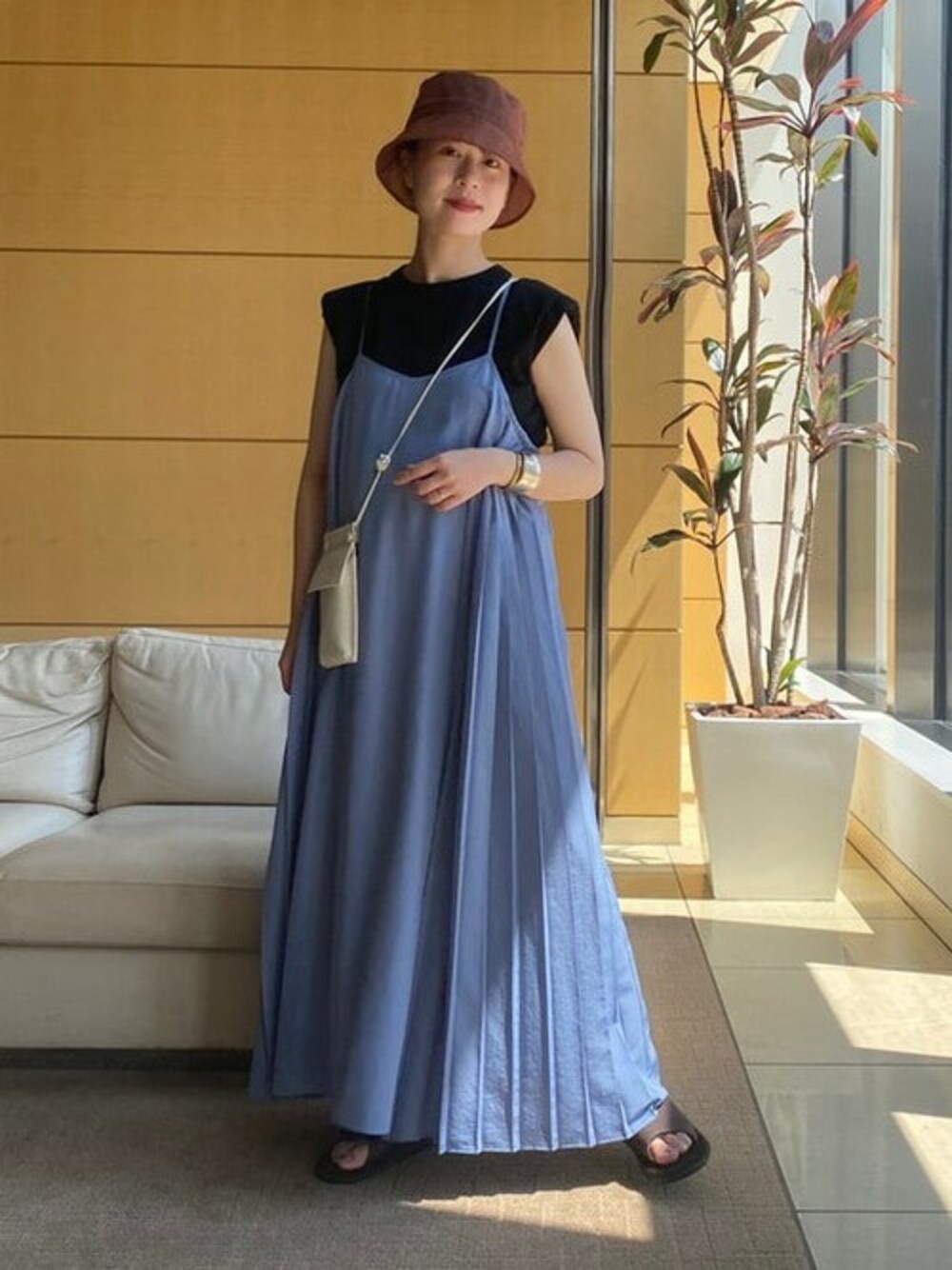 ブラック系のTシャツ/カットソー、ブルー系のワンピース、ホワイト系のショルダーバッグを着用したレディースの夏コーディネートの1枚目の写真