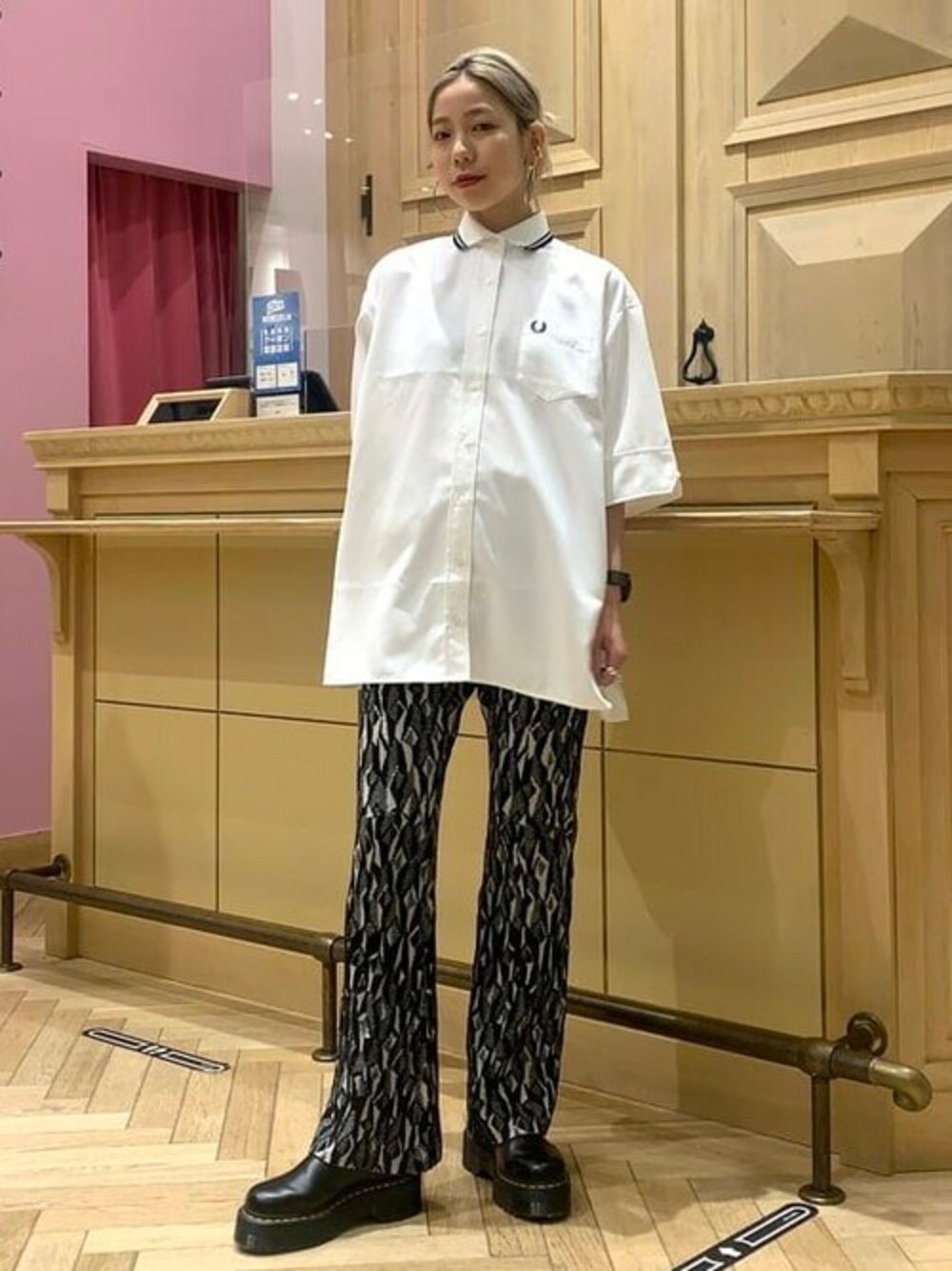 「ブーツ、Dr.Martens、大人カジュアル、ドクターマーチン、サイドゴアブーツ、Ray BEAMS、FRED PERRY、シャツスタイル、レイビームス、フレッドペリー」｜「Ray BEAMSのDr.Martens / 2976QUAD ブーツ（ブーツ、ブラック系）」を使った、Ray BEAMSさん（レディース・159cm）の夏コーディネートの1枚目の写真