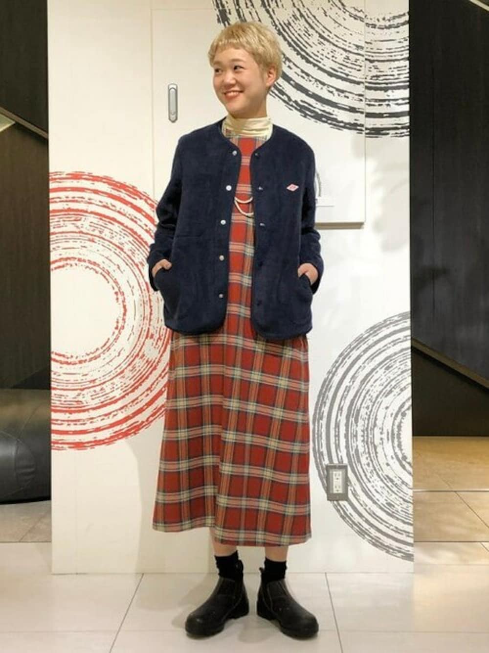 「チェック、ワンピース、ブーツ、Danton、フリース、Ray BEAMS、BEAMS BOY、ビームスボーイ、レイビームス、blundstone」｜「BEAMS BOYのBlundstone × BEAMS BOY /  Paint Low Cut（レインシューズ、ブラウン系）」を使った、Ray BEAMSさん（レディース・164cm）の秋コーディネートの1枚目の写真