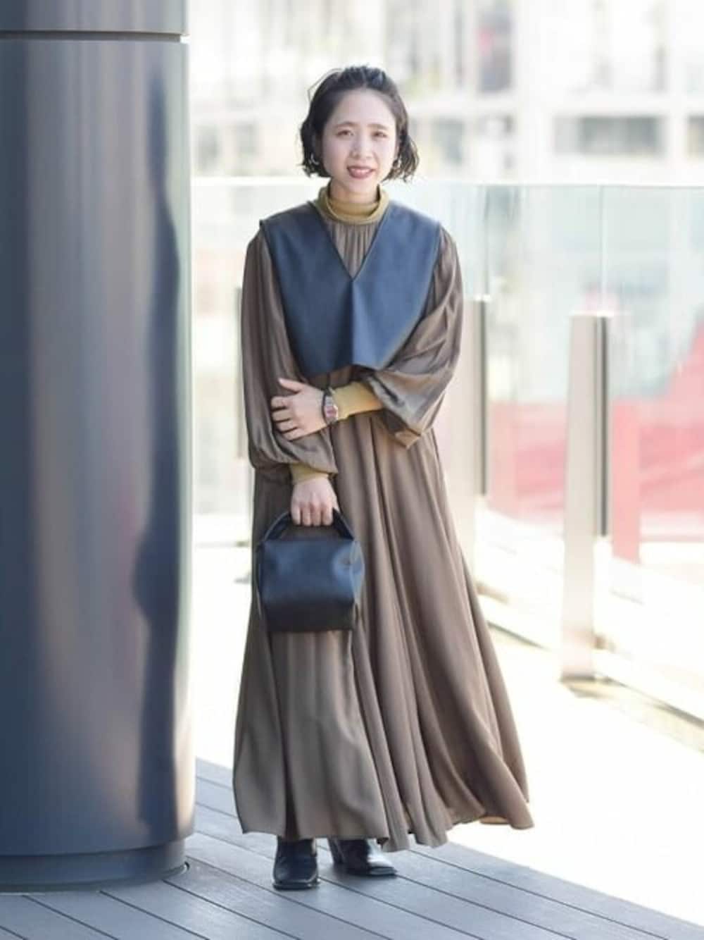 「ワンピース、ブーツ、ベスト、Ray BEAMS、オケージョン、フェイクレザー、ミニバッグ、秋服、レイビームス、RBS」｜「Ray BEAMSのRBS / フェイクレザー ベスト セット ワンピース（ワンピース、グリーン系）」を使った、Ray BEAMSさん（レディース・152cm）の秋コーディネートの1枚目の写真