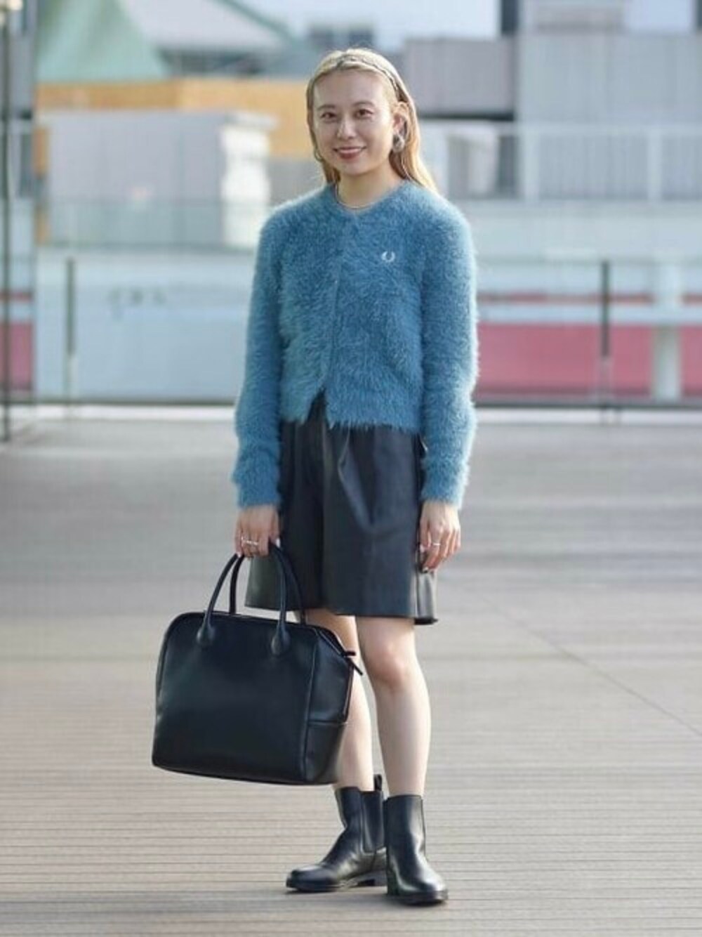 「カーディガン、ショートパンツ、休日スタイル、サイドゴアブーツ、ボストンバッグ、Ray BEAMS、FRED PERRY、フェイクレザー、レイビームス、フレッドペリー」｜「Ray BEAMSのRay BEAMS / フェイクレザー ショートパンツ（その他パンツ、ブラック系）」を使った、Ray BEAMSさん（レディース・154cm）の秋コーディネートの1枚目の写真