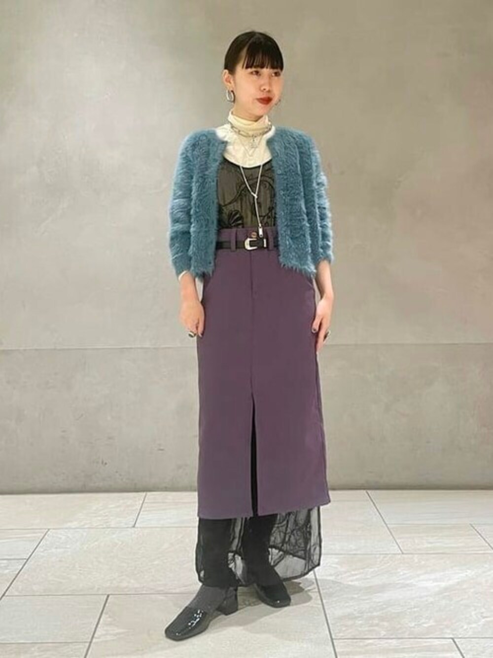 「カーディガン、パンプス、スカート、休日スタイル、Ray BEAMS、BEAMS BOY、FRED PERRY、ビームスボーイ、レイビームス、フレッドペリー」｜「Ray BEAMSのFRED PERRY × Ray BEAMS / 別注 シャギー カーディガン（カーディガン/ボレロ、ブルー系）」を使った、Ray BEAMSさん（レディース・161cm）の秋コーディネートの1枚目の写真