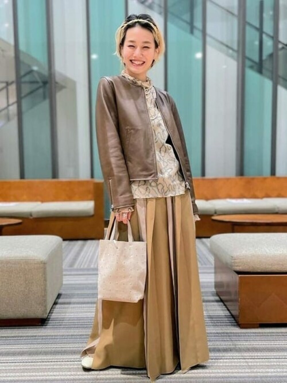 ブラウン系のノーカラージャケット、ベージュ系のTシャツ/カットソー、ベージュ系のスカートを着用したレディースの秋コーディネートの1枚目の写真