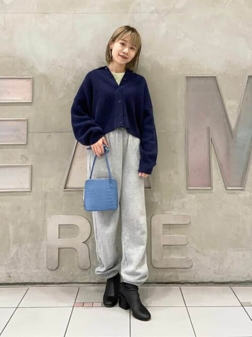 ブルー系のカーディガン/ボレロ、グリーン系のTシャツ/カットソー、ブルー系のショルダーバッグを着用したレディースの秋コーディネートの1枚目の写真