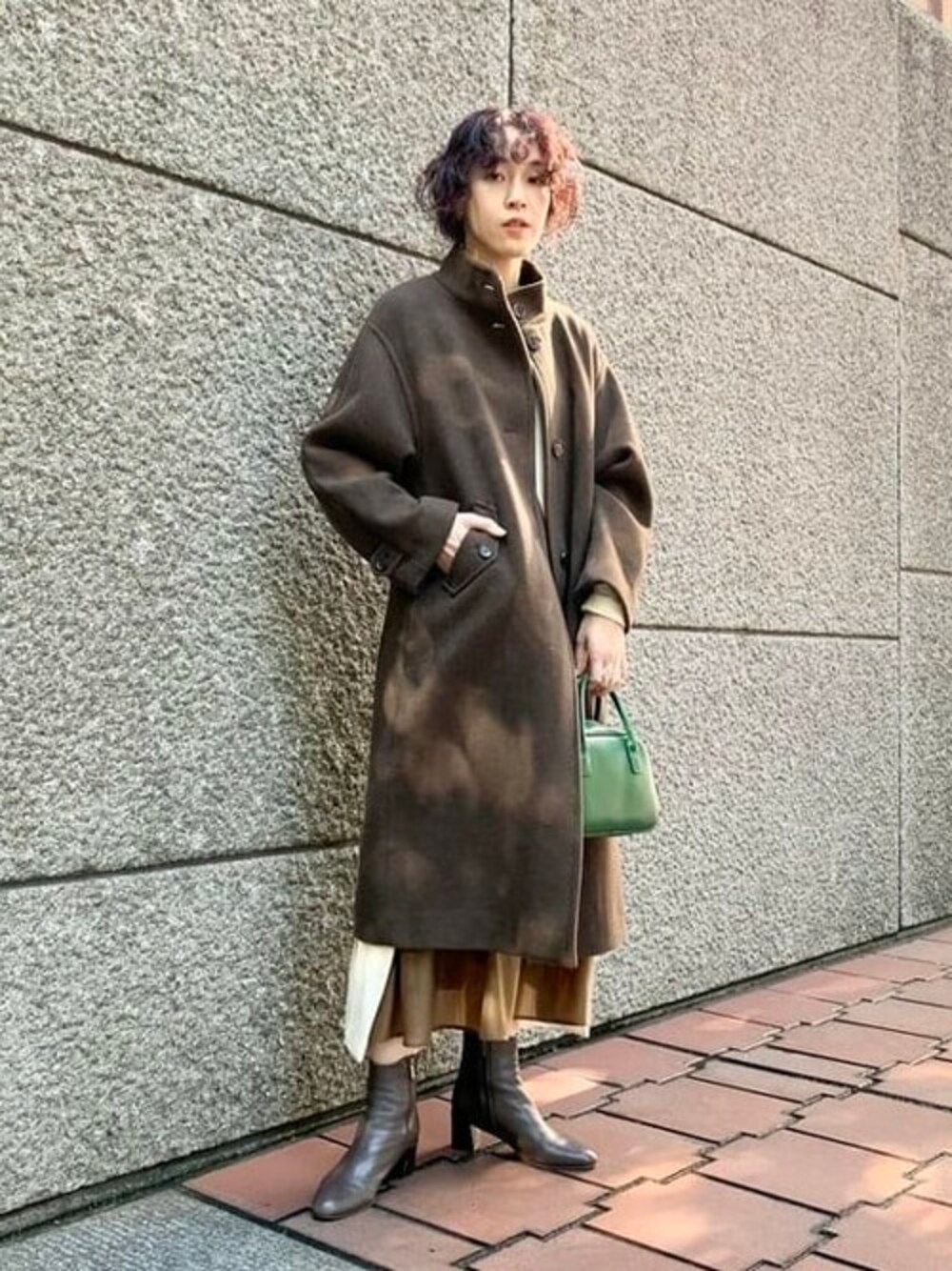 グリーン系のボストンバッグ、ブラウン系のその他アウター、ベージュ系のワンピースを着用したレディースの秋コーディネートの1枚目の写真