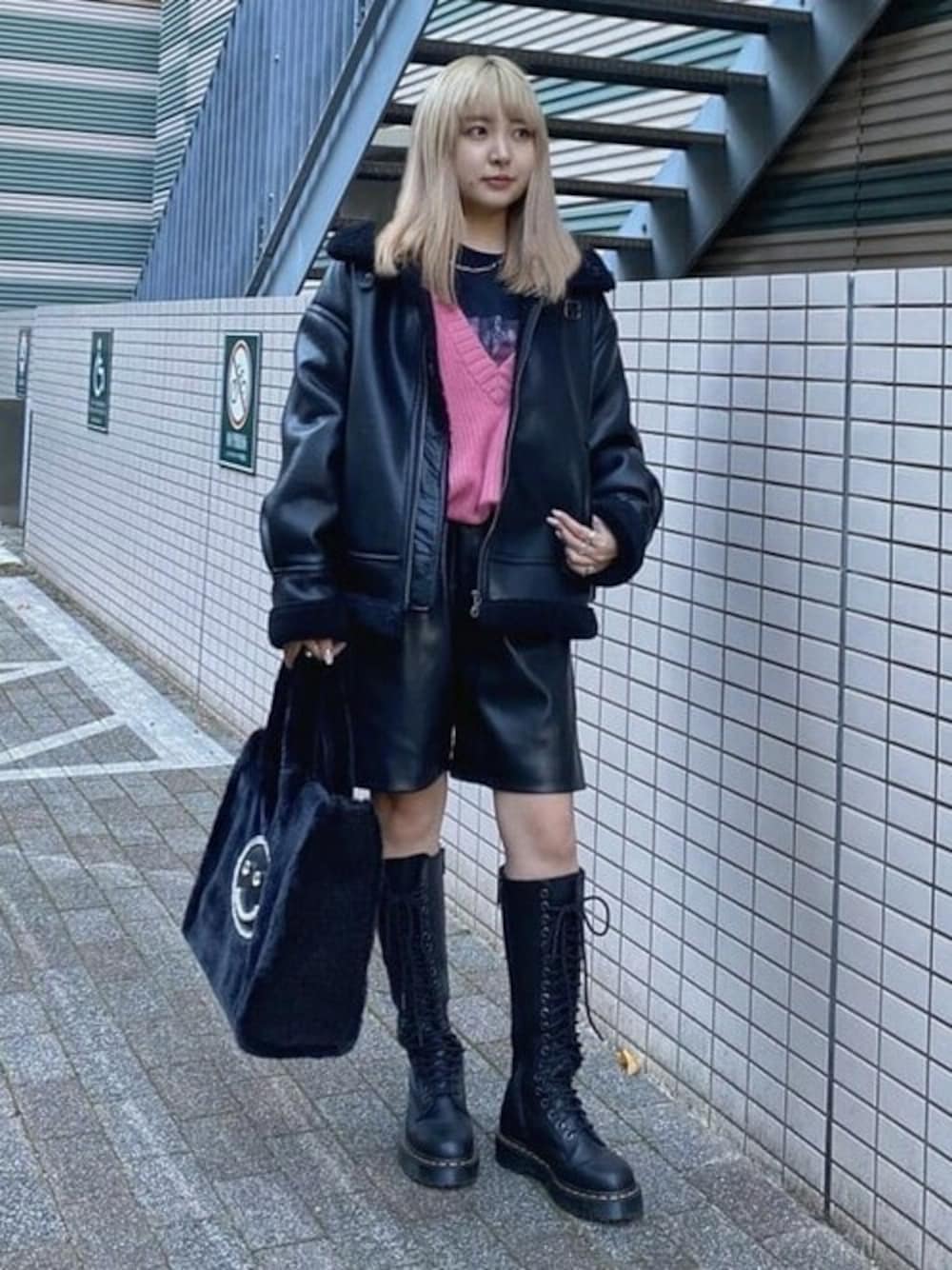 「ブーツ、Dr.Martens、休日スタイル、ドクターマーチン、フェイクムートン、BEAMS LIGHTS、Ray BEAMS、レイビームス、ボマージャケット、ビームスライツ」｜「Ray BEAMSのRay BEAMS / フェイクムートン ボマー ブルゾン（ブルゾン、ブラック系）」を使った、Ray BEAMSさん（レディース・152cm）の秋コーディネートの1枚目の写真