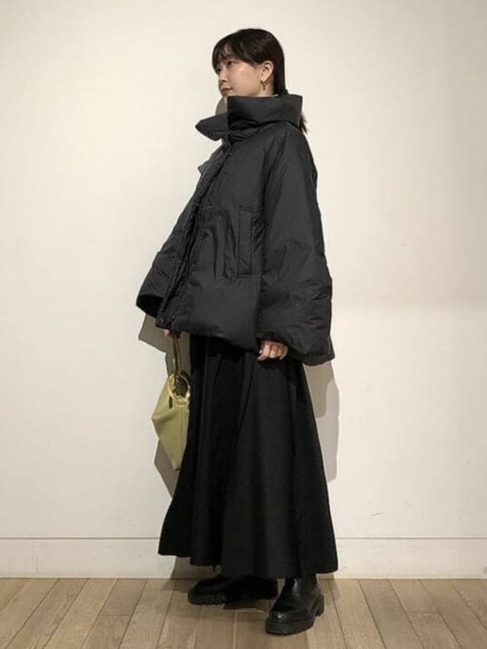 ブラック系のダウンジャケット/コート、ブラック系のシャツ/ブラウス、ブラック系のスカートを着用したレディースの秋コーディネートの1枚目の写真