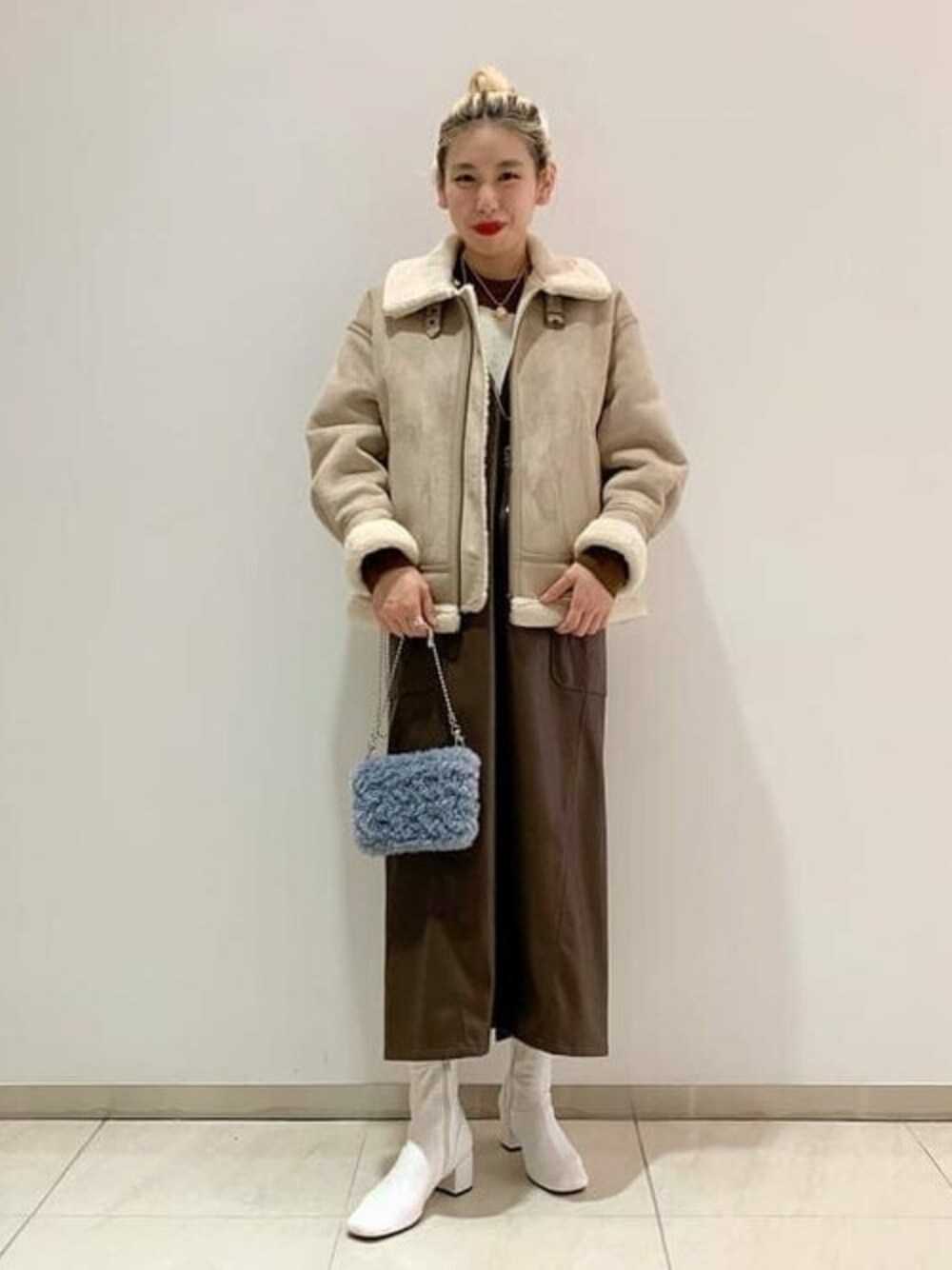 ベージュ系のブルゾン、ブラウン系のニット/セーター、ブラウン系のワンピースを着用したレディースの秋コーディネートの1枚目の写真