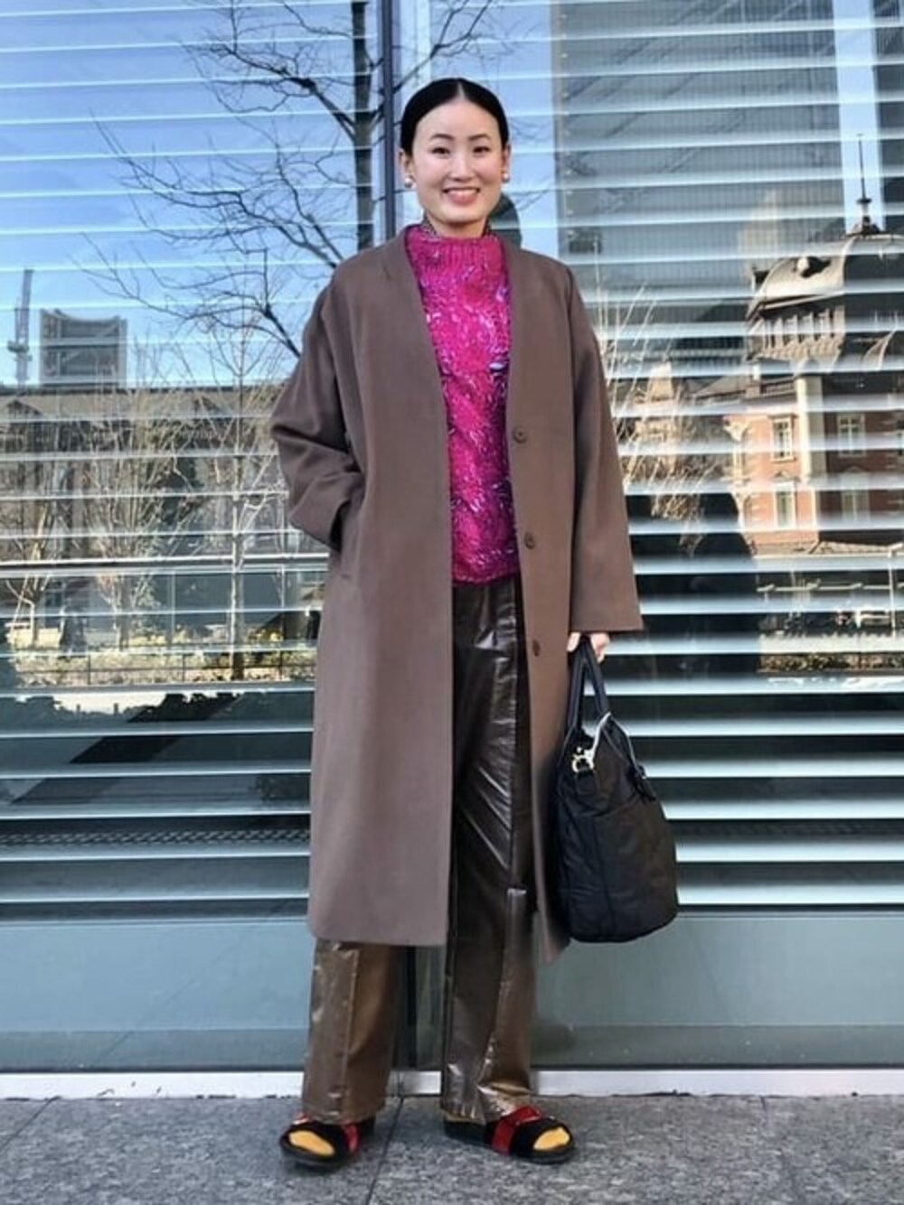 ブラウン系のノーカラーコート、ブラウン系のその他パンツ、ブラック系のトートバッグを着用したレディースの冬コーディネートの1枚目の写真