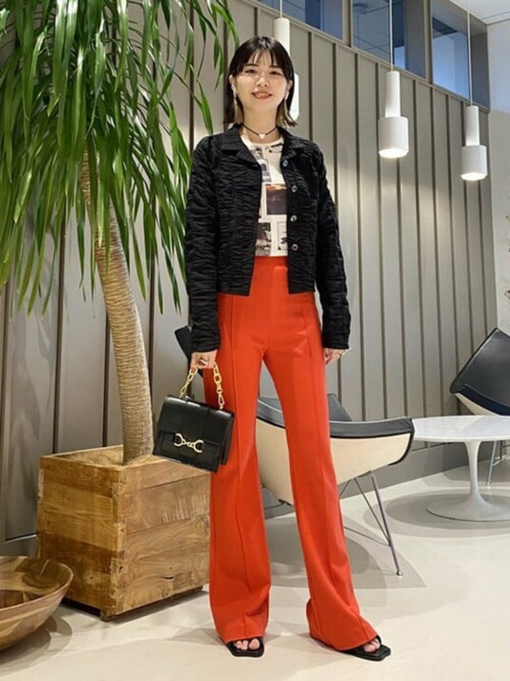 ホワイト系のTシャツ/カットソー、ブラック系のサンダル、レッド系のリングを着用したレディースの冬コーディネートの1枚目の写真