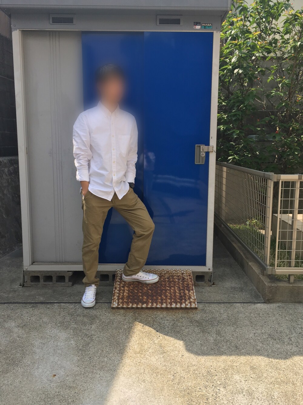 「春、コンバース、夏服」｜「Right-onの【HARVARD】オックスフォードシャツ（シャツ/ブラウス、ホワイト系）」を使った、利武さん（メンズ・166cm）の春コーディネートの1枚目の写真