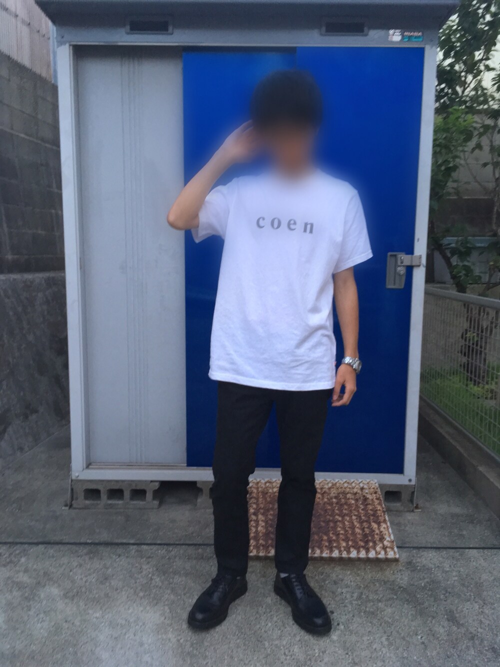 ホワイト系のTシャツ/カットソー、ブラック系のその他シューズを着用したメンズの夏コーディネートの1枚目の写真