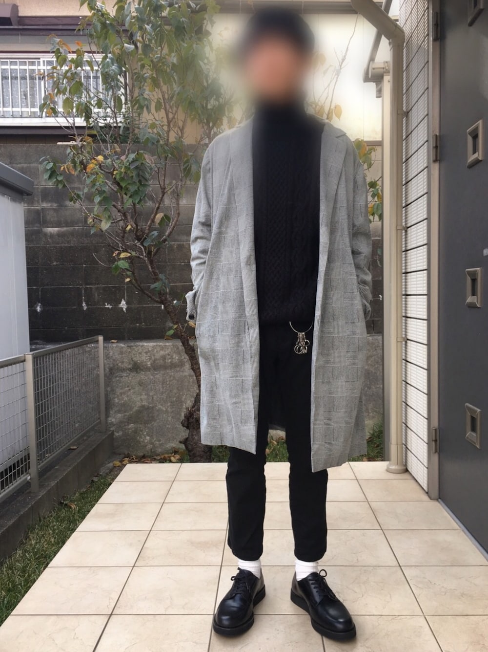 「キレイめ、タートルネックニット、EMMA  CLOTHES、コート、キーリング、スキニー」｜「EMMA CLOTHESのLINEN×COTTONストレッチオーバーサイズチェスターコート（チェスターコート、グレー系）」を使った、利武さん（メンズ・166cm）の冬コーディネートの1枚目の写真