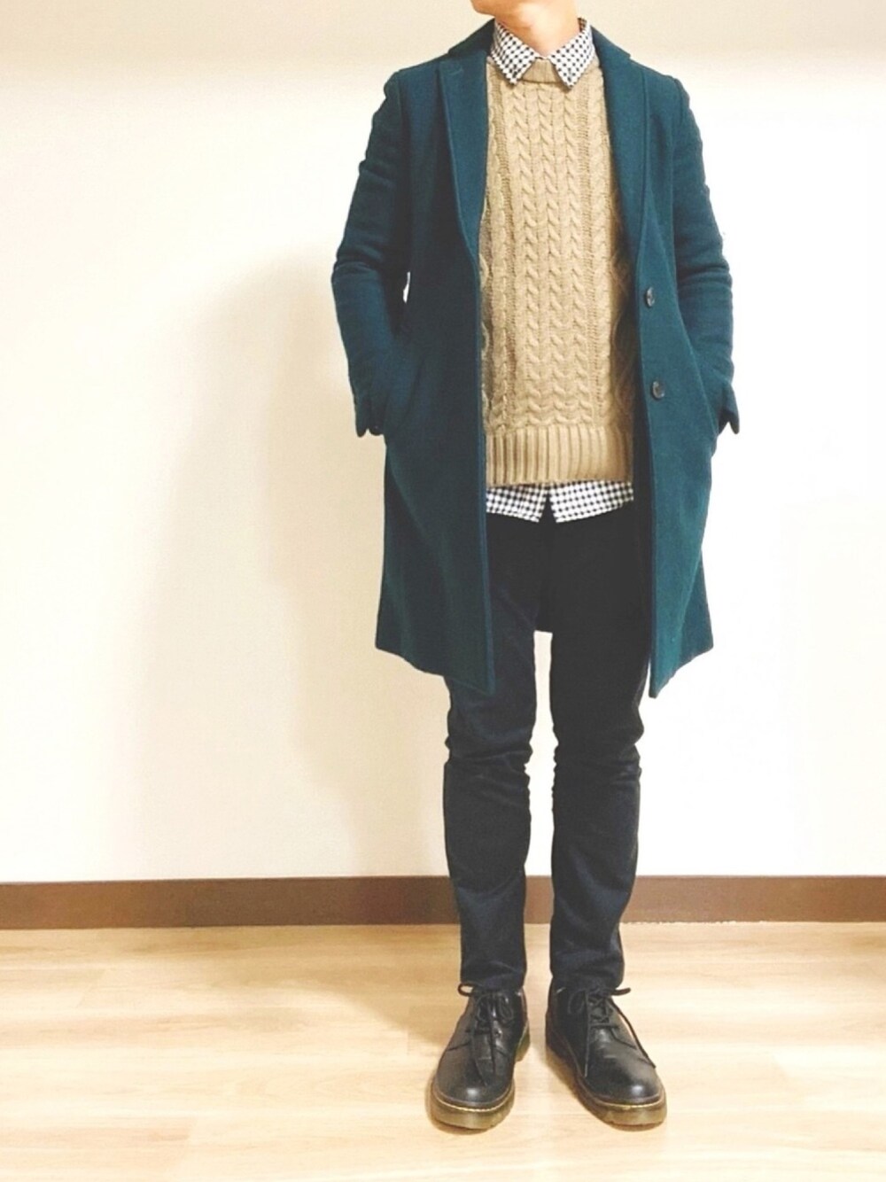 ベージュ系のニット/セーター、グリーン系のチェスターコート、ブラック系のその他パンツを着用したメンズの冬コーディネートの1枚目の写真