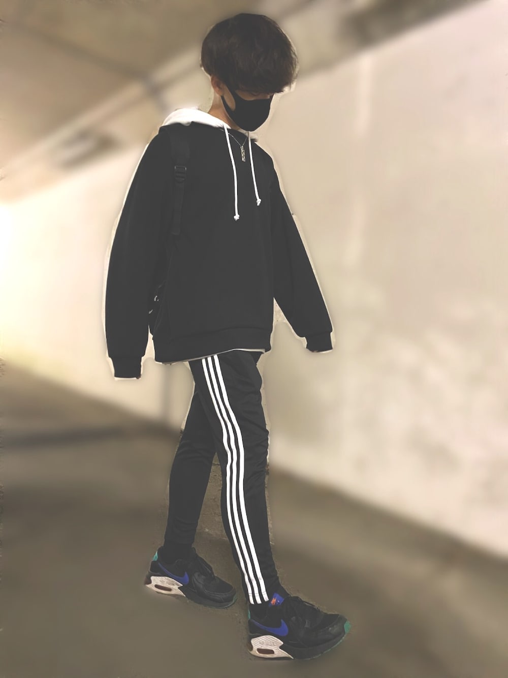 「お洒落さんとつながりたい、ブラックコーデ、アディダスパンツ、スウェット、白パーカー、NIKEしか勝たん、GU、GUしか勝たん」｜「GUのアイテム（スウェット、ブラック系）」を使った、じゃないもさん（メンズ・167cm）の秋コーディネートの1枚目の写真